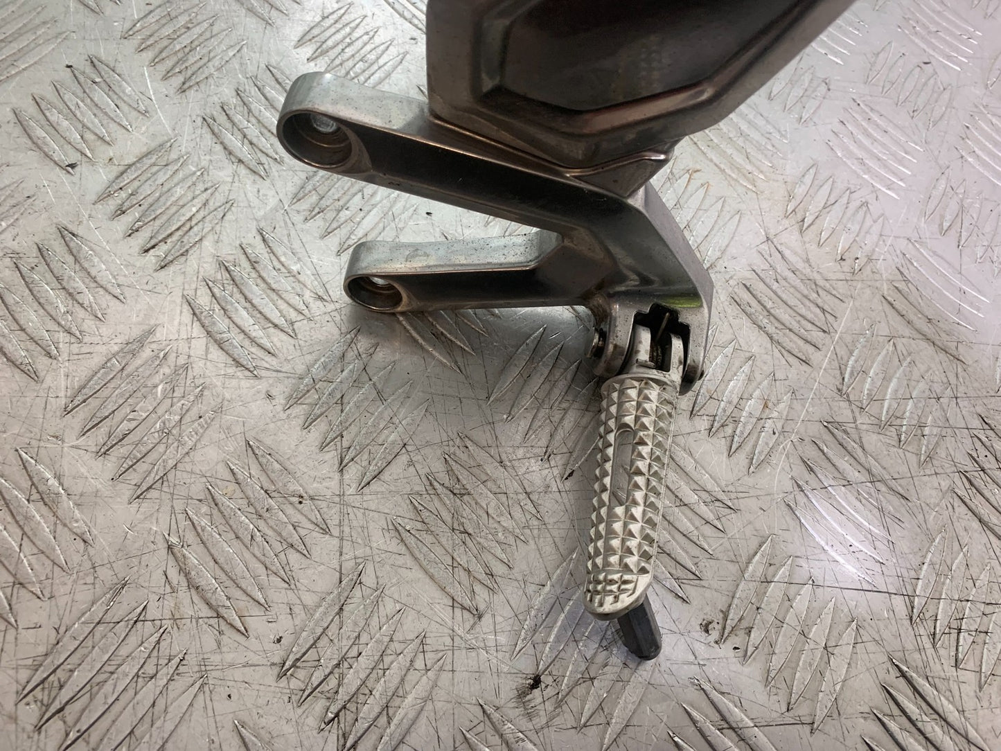 TRIUMPH TRIDENT 660 FRONT LEFT HANGER AND PEG  YEAR 2021-2024 (CMB1295)