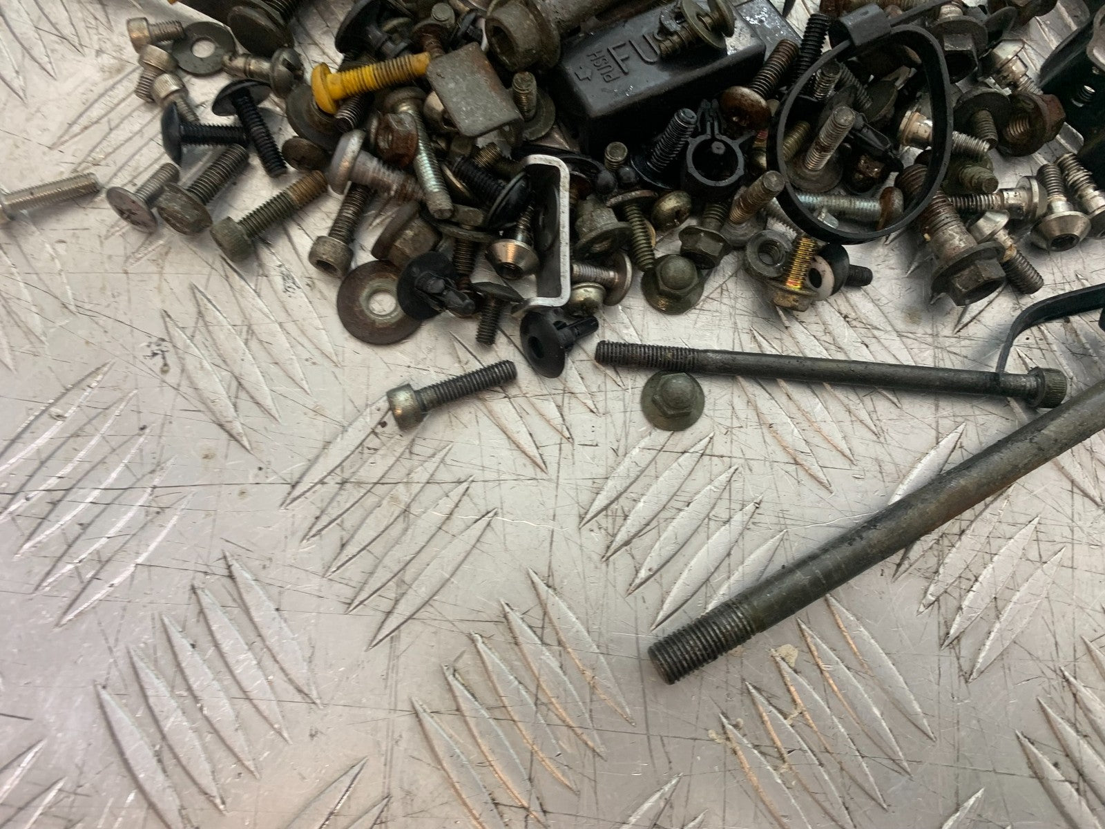 YAMAHA YZF R1 4XV NUTS BOLTS BRACKETS  YEAR 1998-99 (CMB1291)