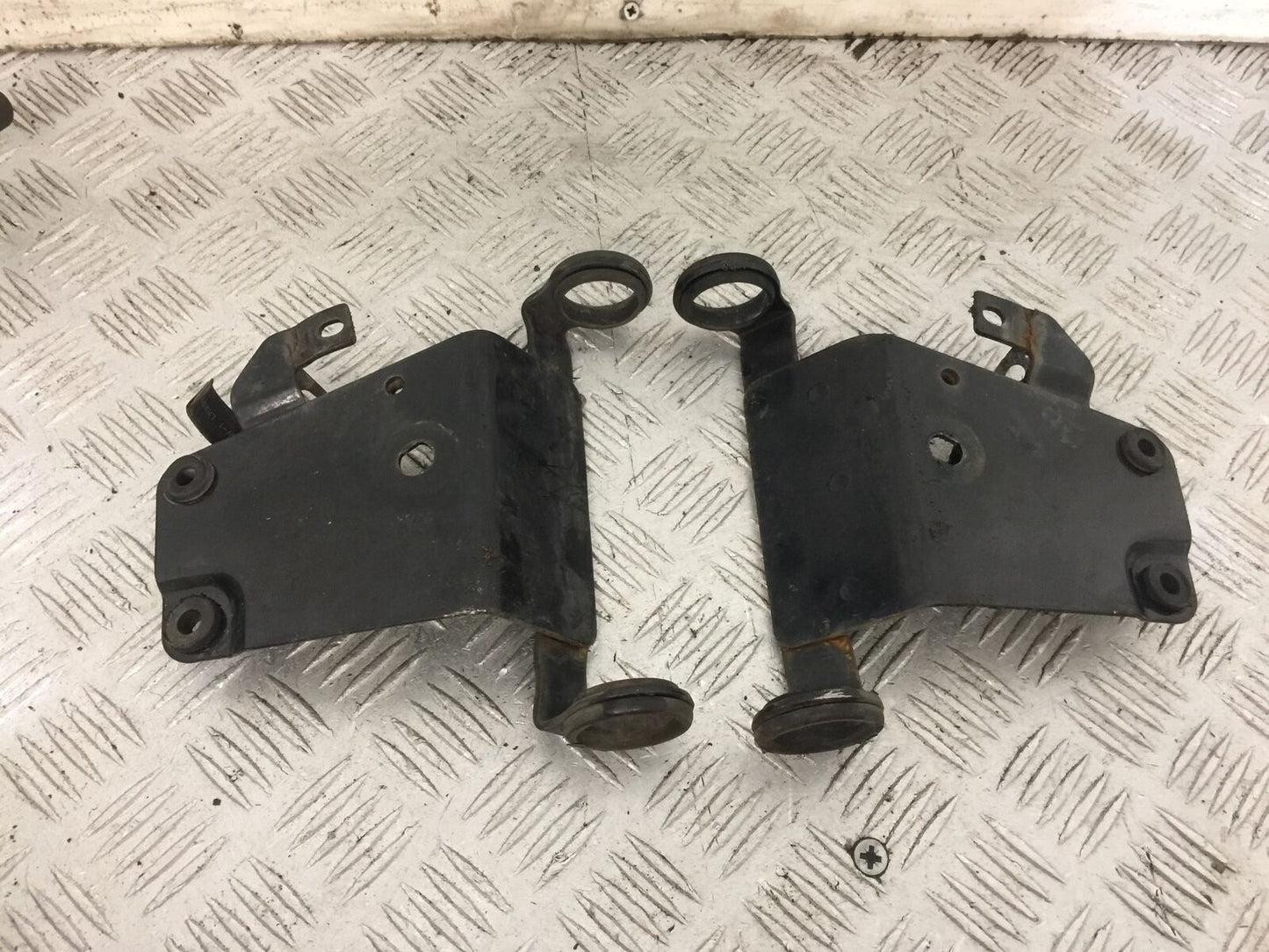 SUZUKI EN125 EN 125 HEADLIGHT BRACKETS   YEAR 2006-09   (STOCK 826)