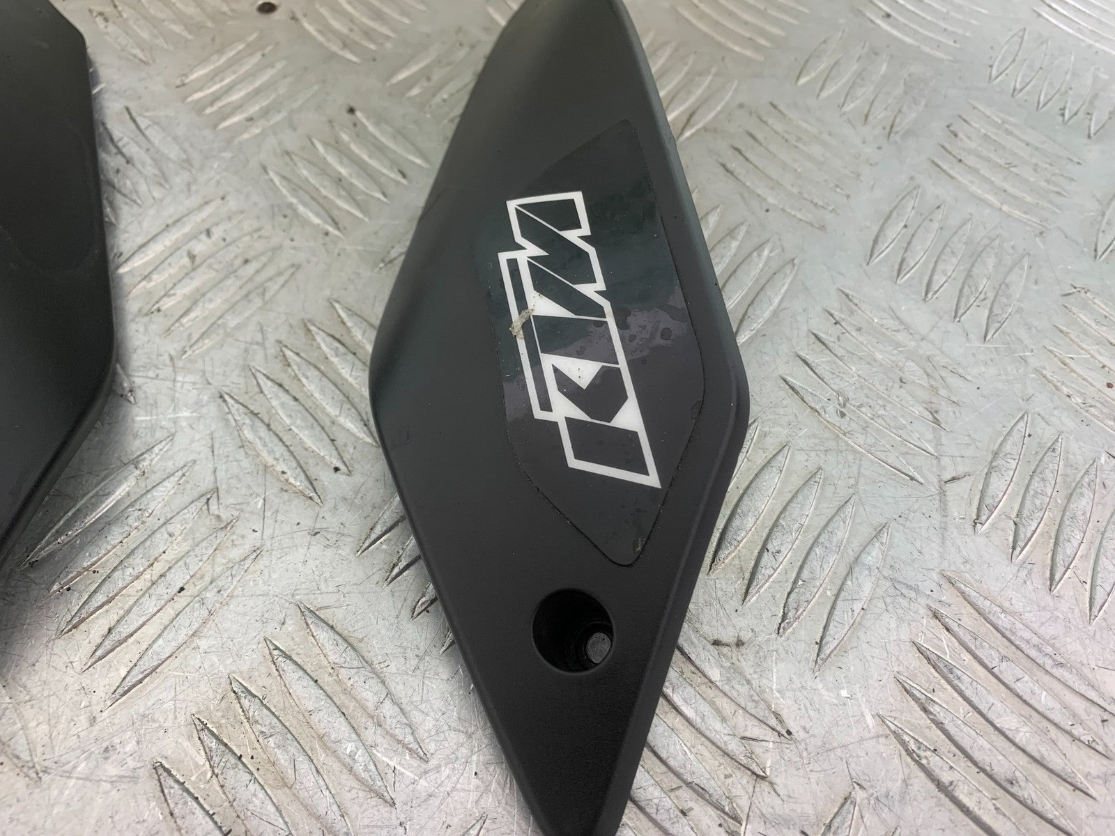 KTM 690 DUKE R LC4 LEFT AND RIGHT FAIRING COVER INFILL YEAR 2012-2015  (CMB1180)