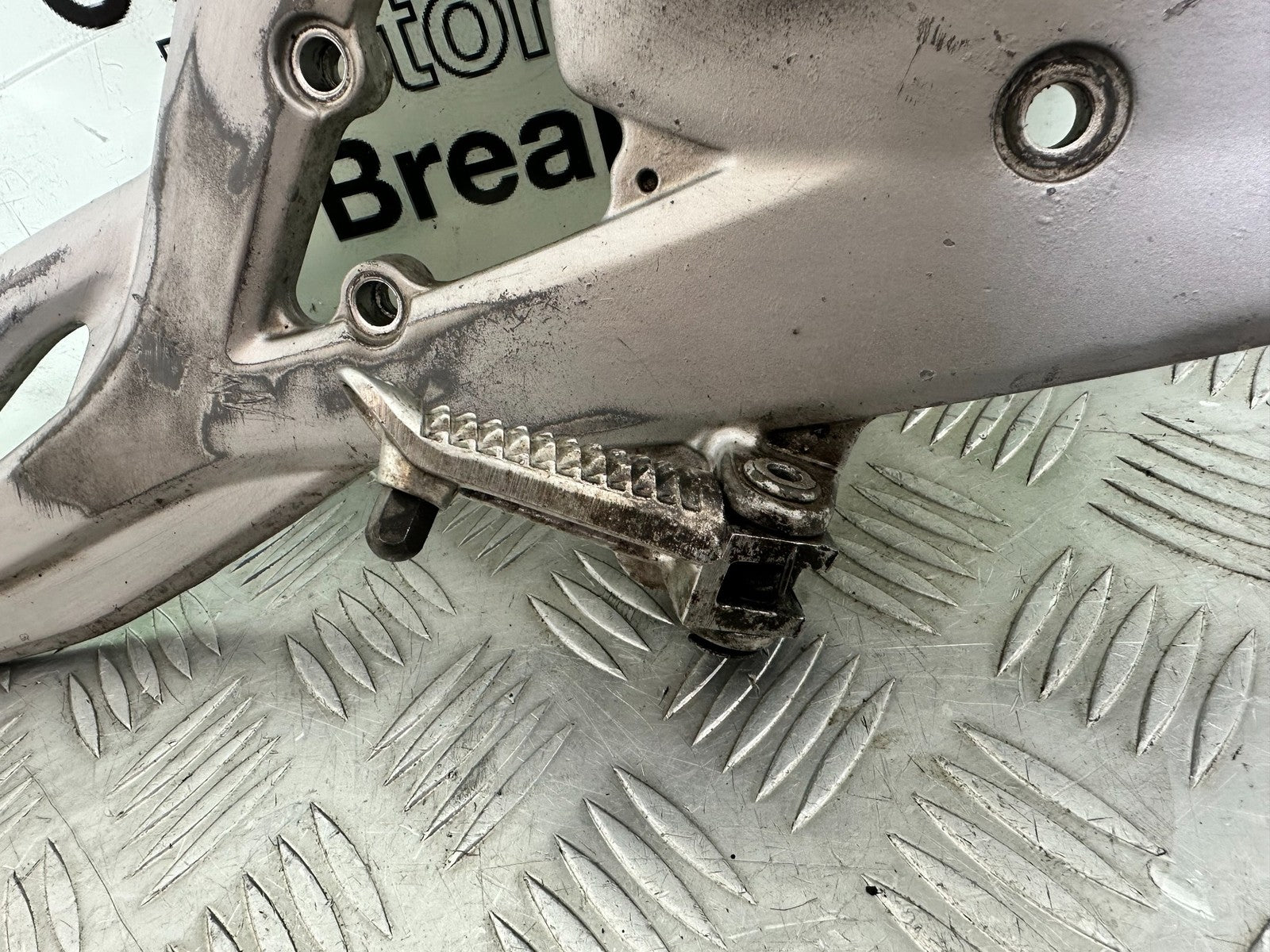 KAWASAKI ER6 F ER6F RIGHT HANGER AND PEGS YEAR 2005-2008 (CMB1178)