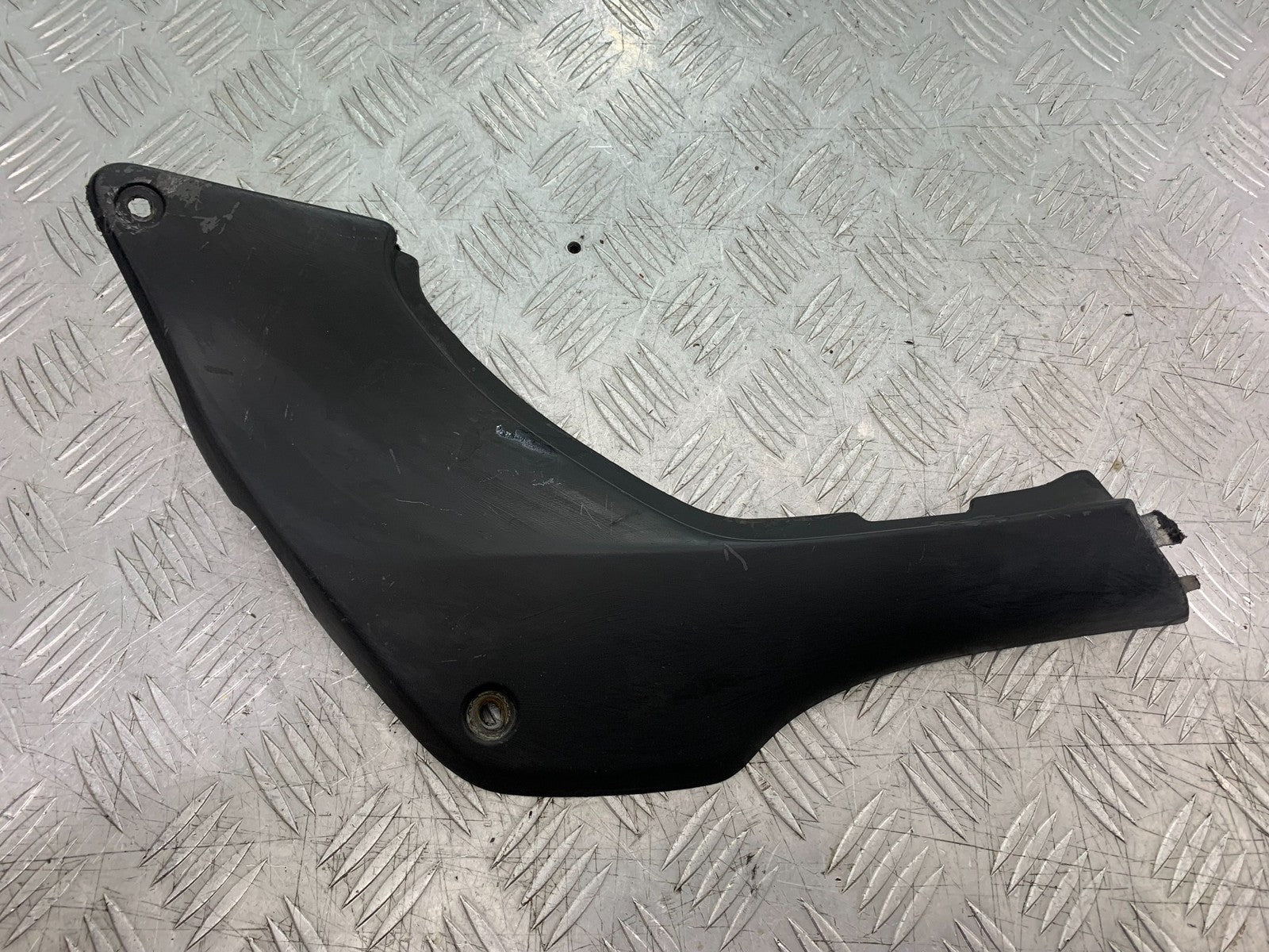HONDA CB600 CB 600 HORNET LEFT SEAT PANEL   YEAR 1998-2002 (CMB1297)