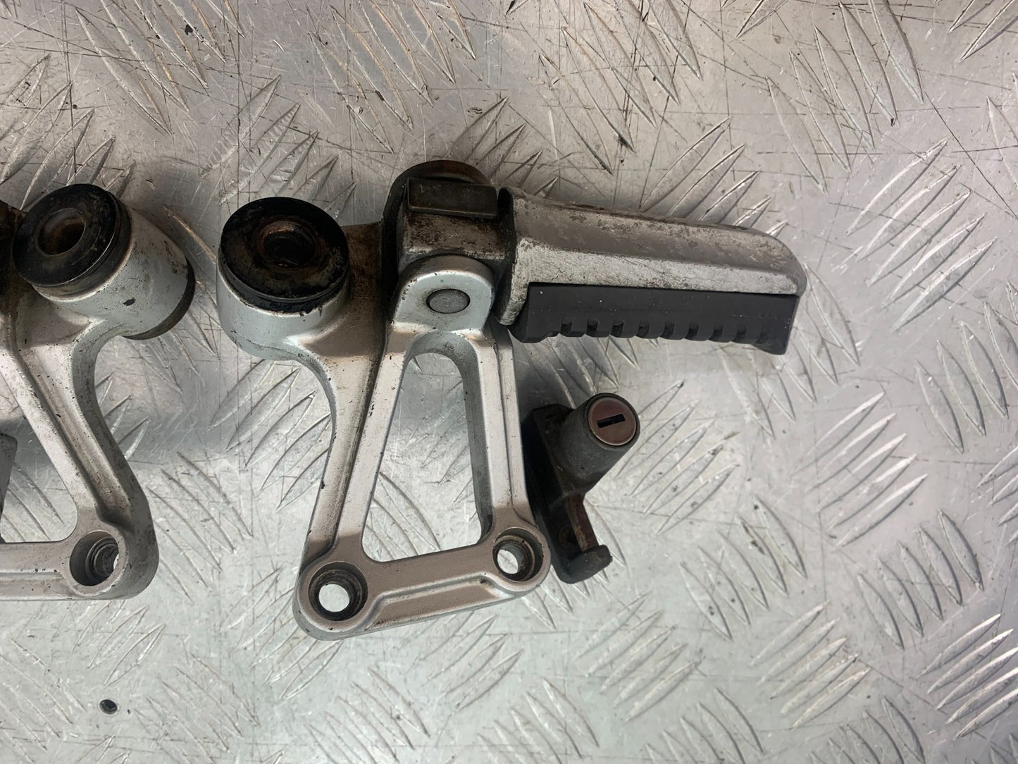 KAWASAKI GPZ600 GPZ 600 REAR HANGES   YEAR 1988-90 (CMB1258)