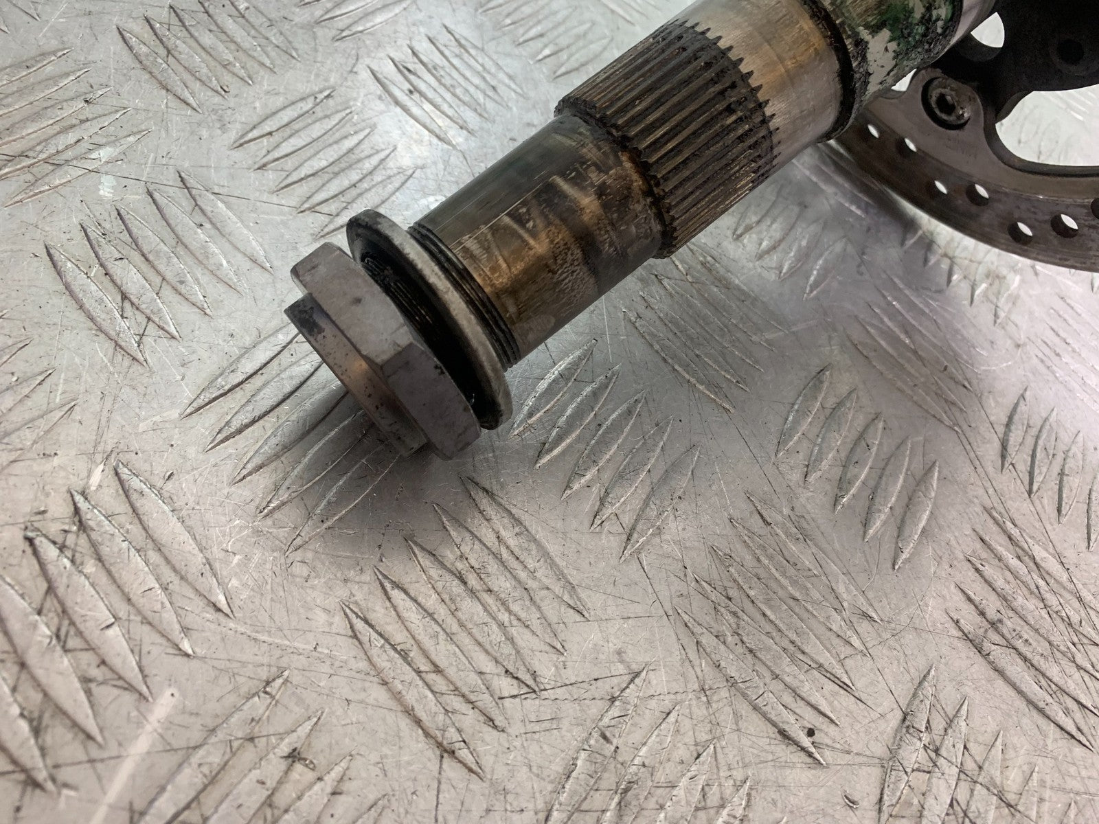 TRIUMPH 1050 SPEED TRIPLE REAR SPINDLE AND DISC   YEAR 2005-2007 (CMB1322)