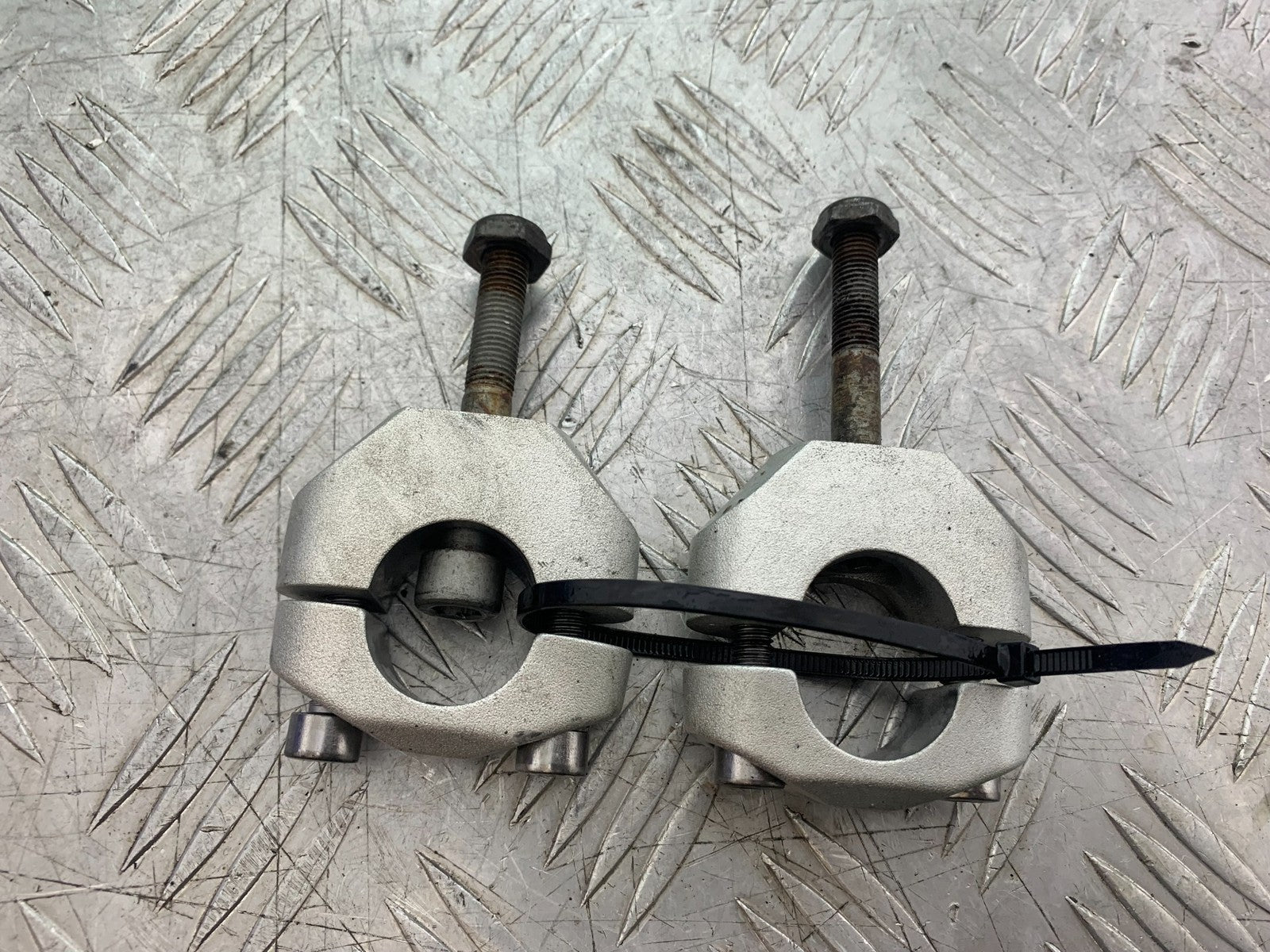 TRIUMPH 675 STREET TRIPLE R HANDLEBAR CLAMPS  YEAR 2013 - 2016 (CMB1221)