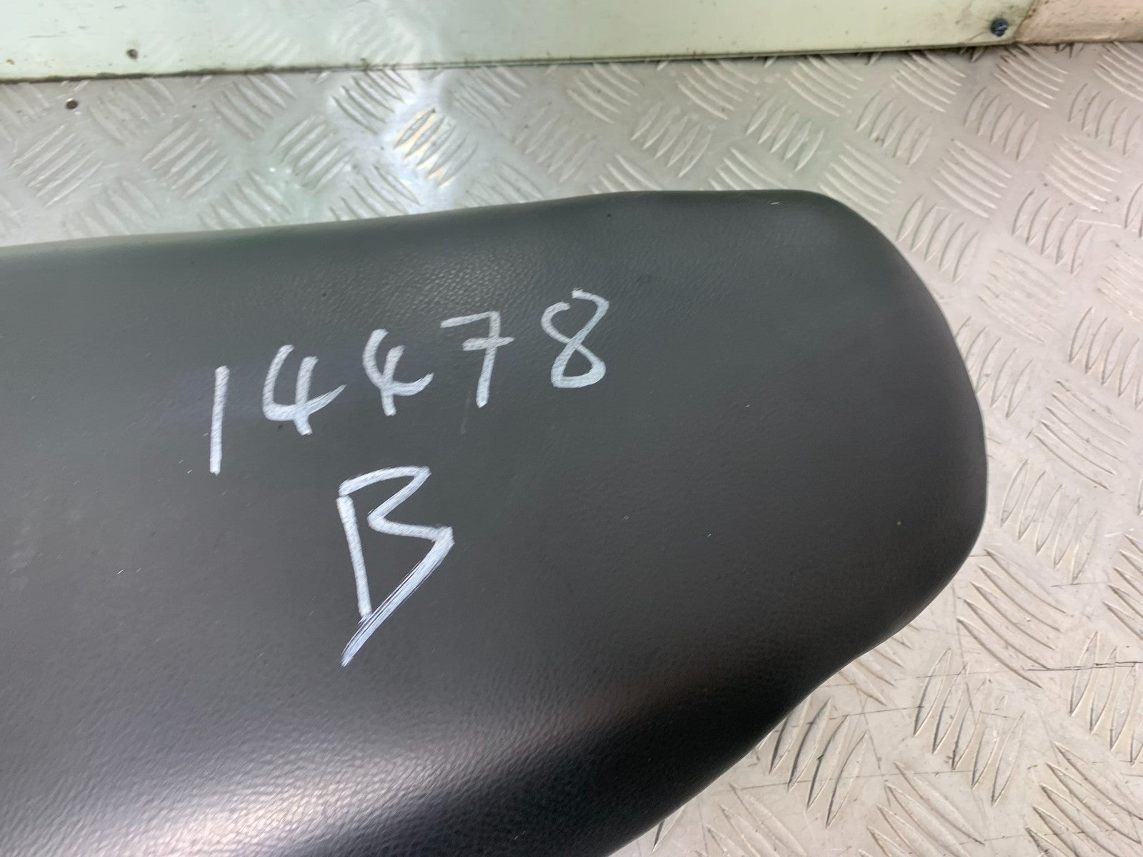 TRIUMPH 955i SPRINT ST SEAT YEAR 1999-04 (CMB1230)
