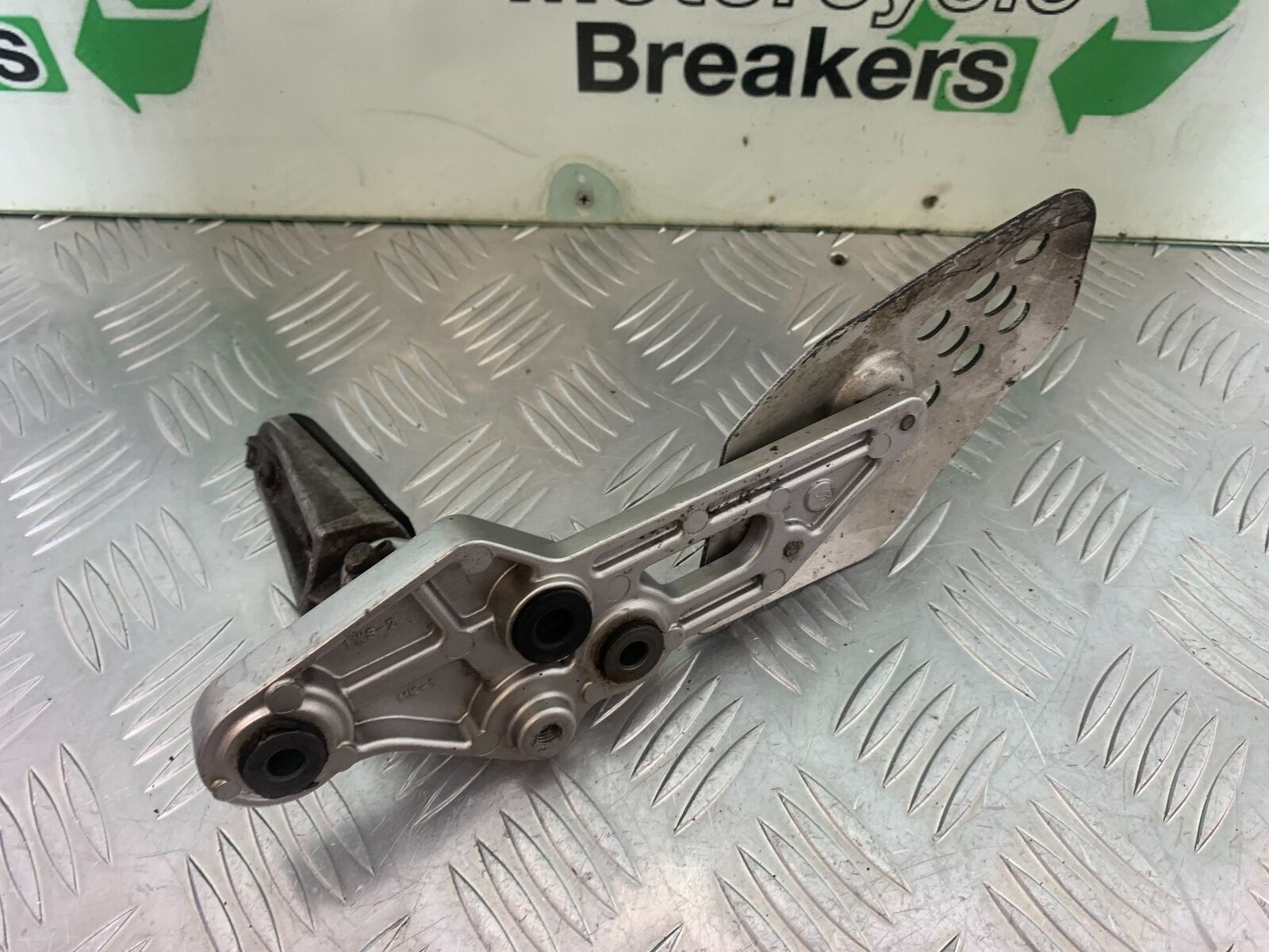 YAMAHA MT07 MT-07 FRONT LEFT HANGER  YEAR 2014 (STOCK 995)