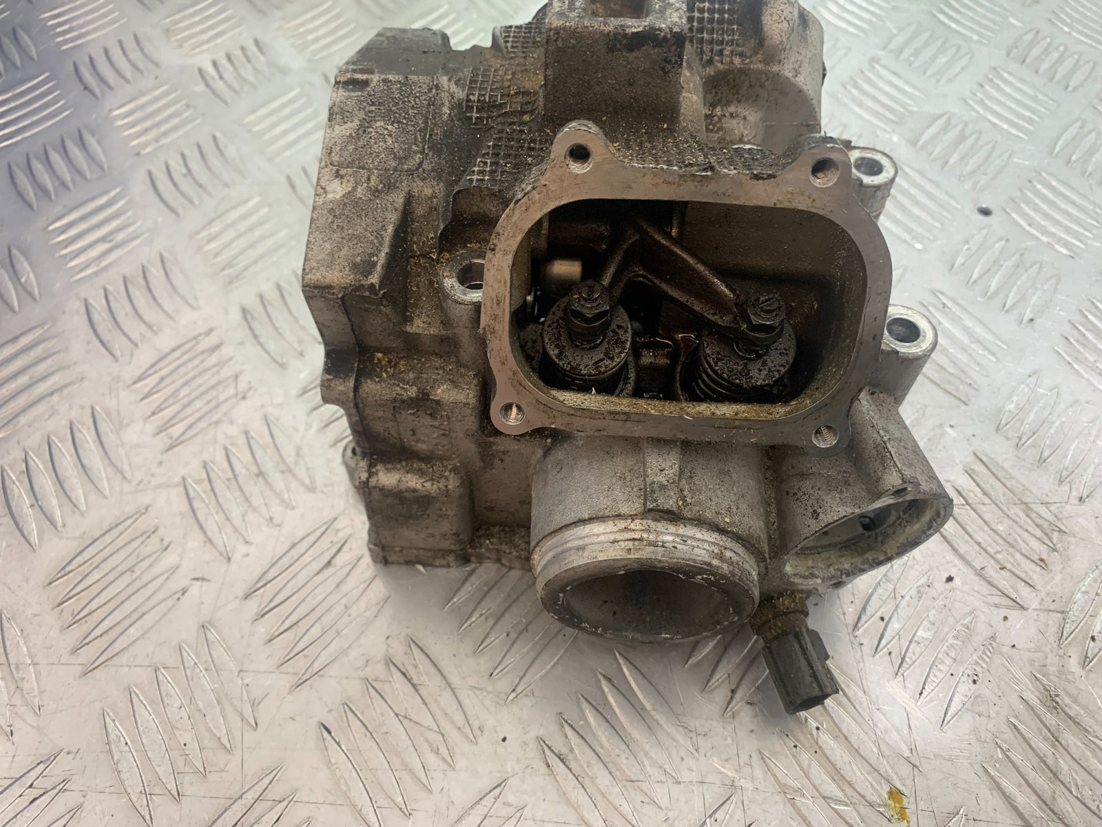APRILIA 650 PAGASO STRADA CYLINDER HEAD AND CAMSHAFT   YEAR 2005-2010 (CMB1057)
