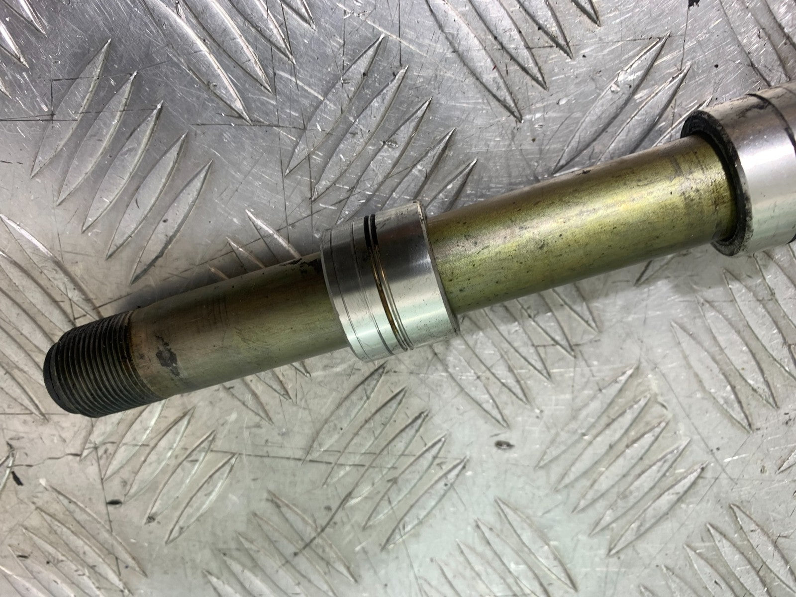 TRIUMPH 1050 SPRINT ST FRONT WHEEL SPINDLE 2004-2007 (CMB1197)