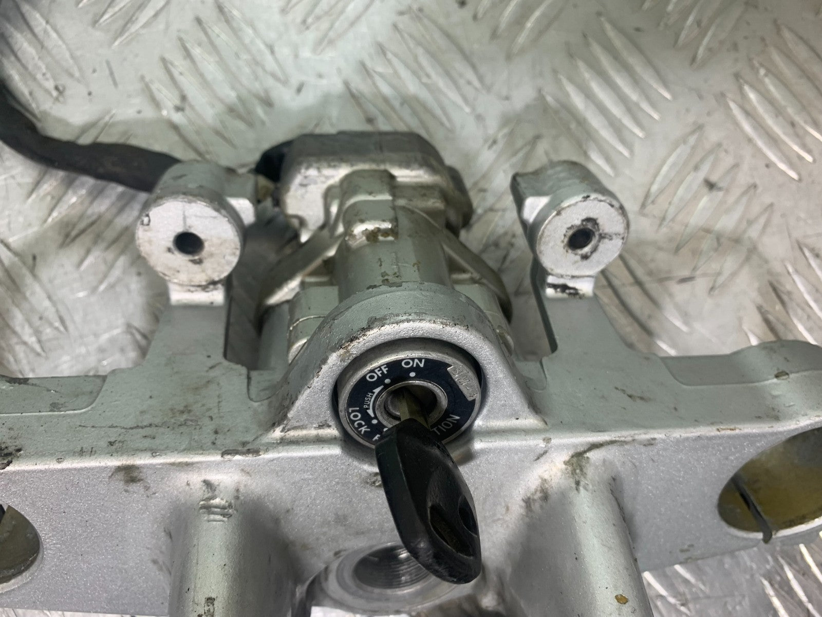 SUZUKI GSX750 INAZUMA LOCKS AND KEY YEAR 1998-2003 (CMB1308)