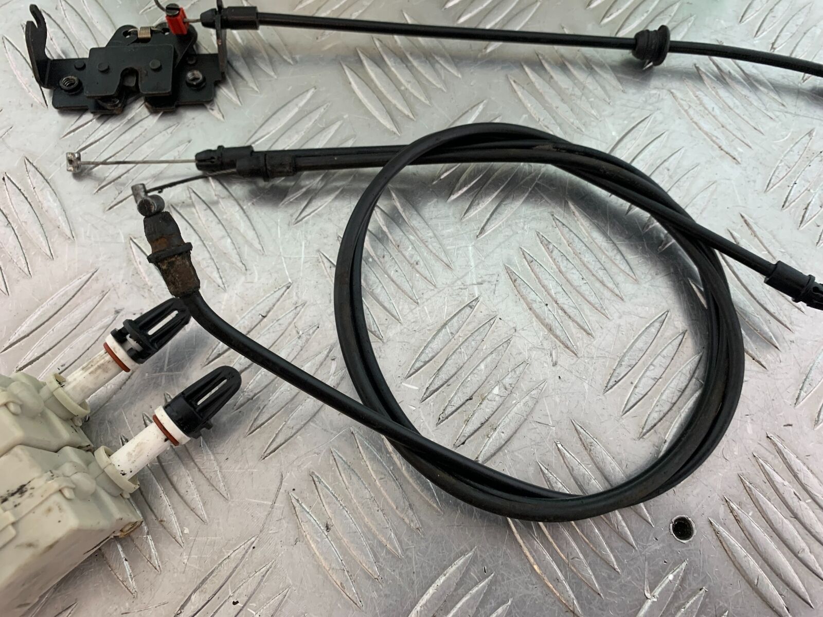 PIAGGIO X EVO 400 RELEASE CABLES AND CATCHES   YEAR 2007-2011 (CMB1069)