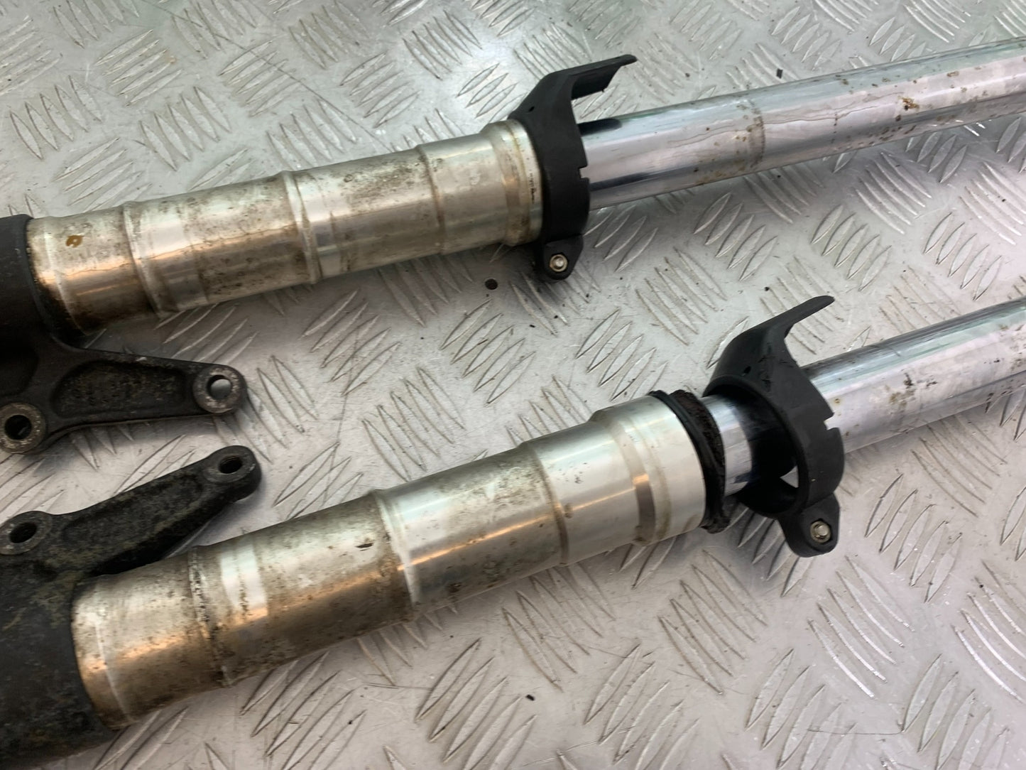 TRIUMPH T509 SPEED TRIPLE FORKS (SOLD AS PARTS)  YEAR 1997-1998 (CMB1144)
