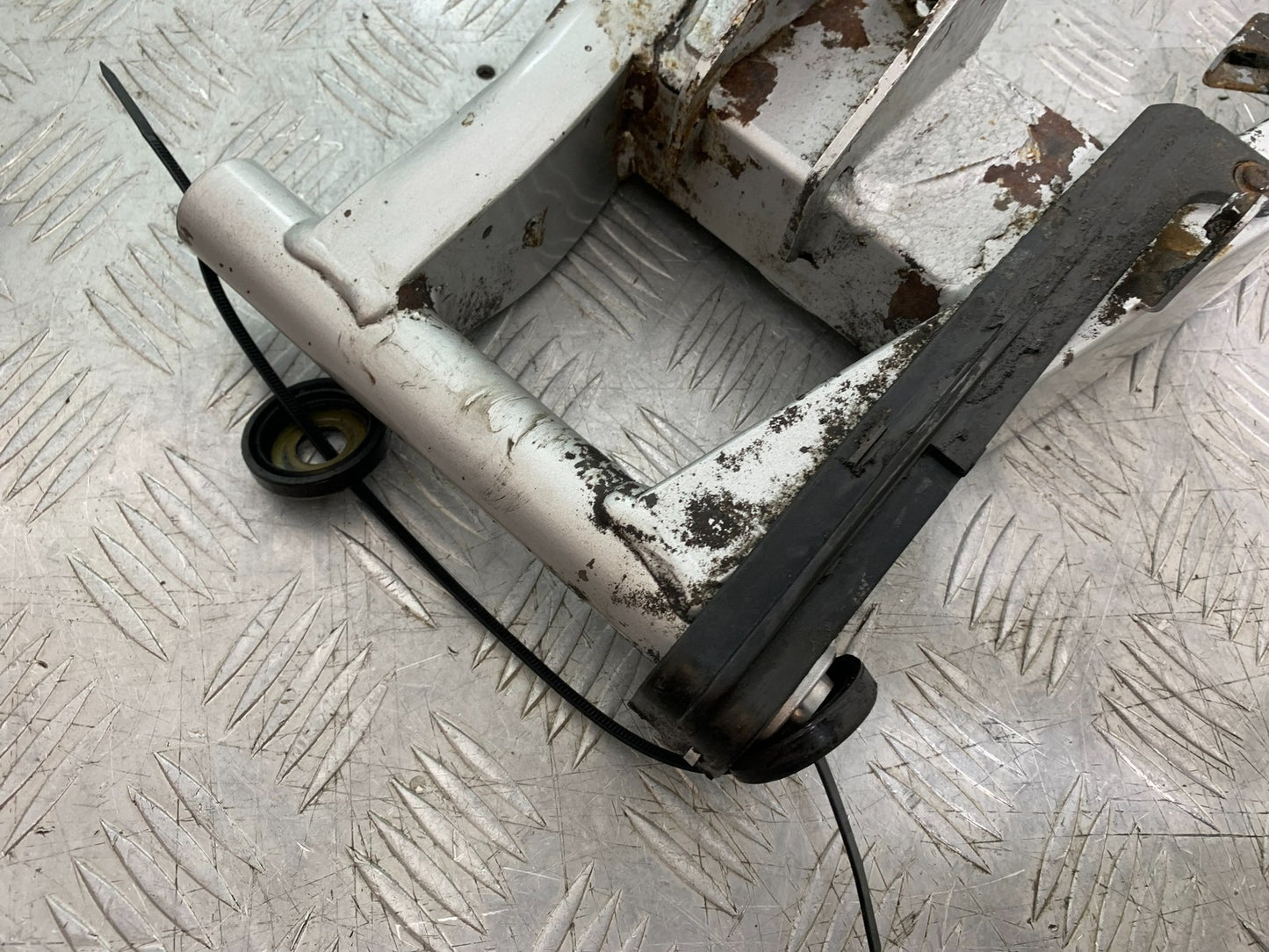 HONDA XL125 VARADERO SWINGARM   YEAR 2001-2006  (CMB1304)