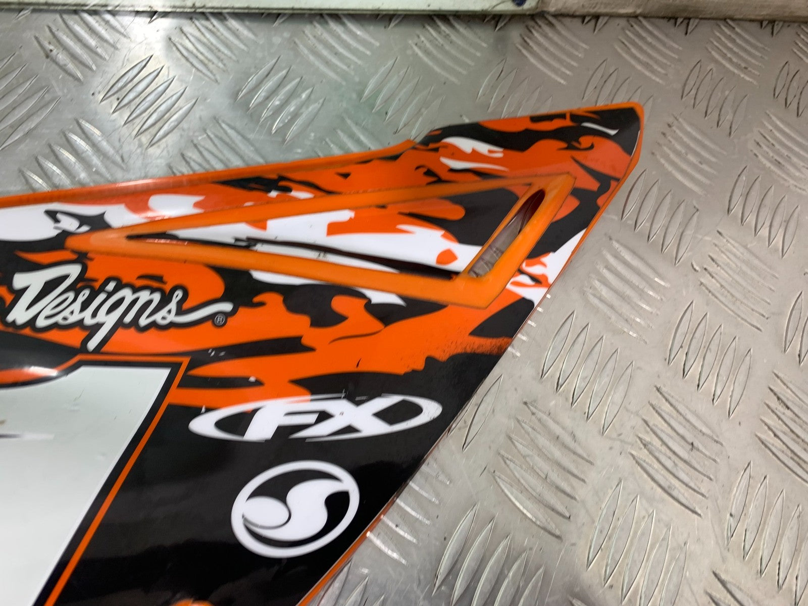 QINGQI QM125 GY-2B RIGHT SEAT PANEL YEAR 2016 (CMB1228)