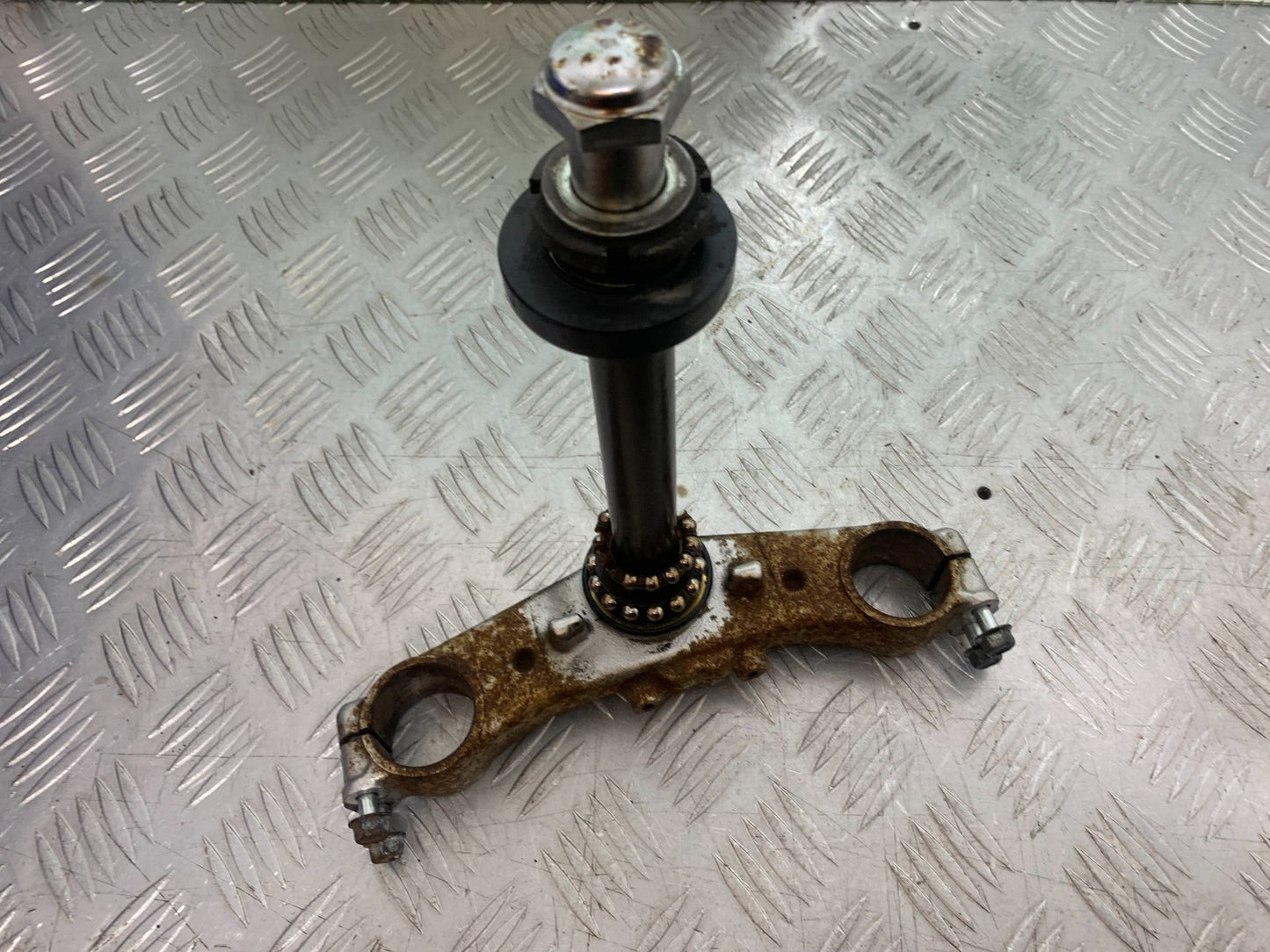 SUZUKI GSF600 GSF 600 BANDIT BOTTOM YOKE   2000-2004 (CMB1269)