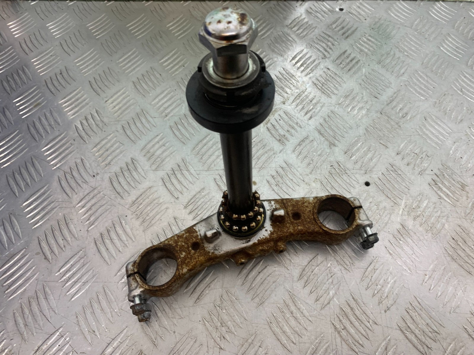 SUZUKI GSF600 GSF 600 BANDIT BOTTOM YOKE   2000-2004 (CMB1269)