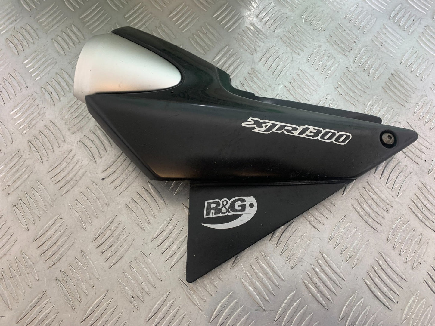 YAMAHA XJR1300 XJR 1300 LEFT SEAT PANEL  1999-2003 (CMB1119)