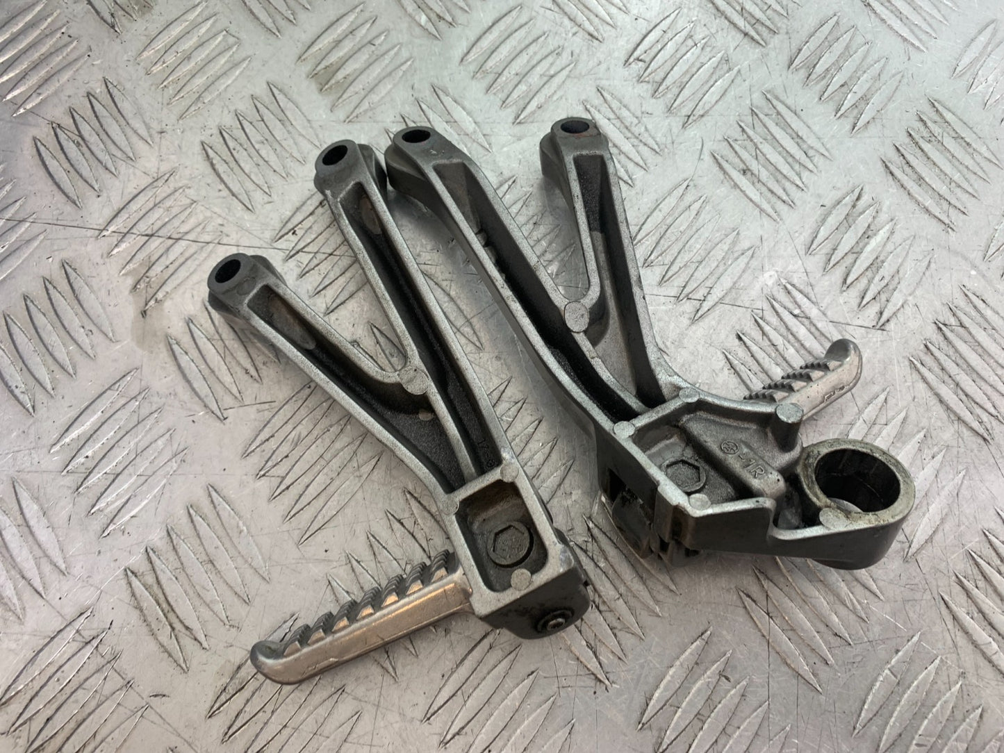 KAWASAKI ZX9R ZX9 R REAR HANGER AND PEGS YEAR 1998-1999 (CMB1329)