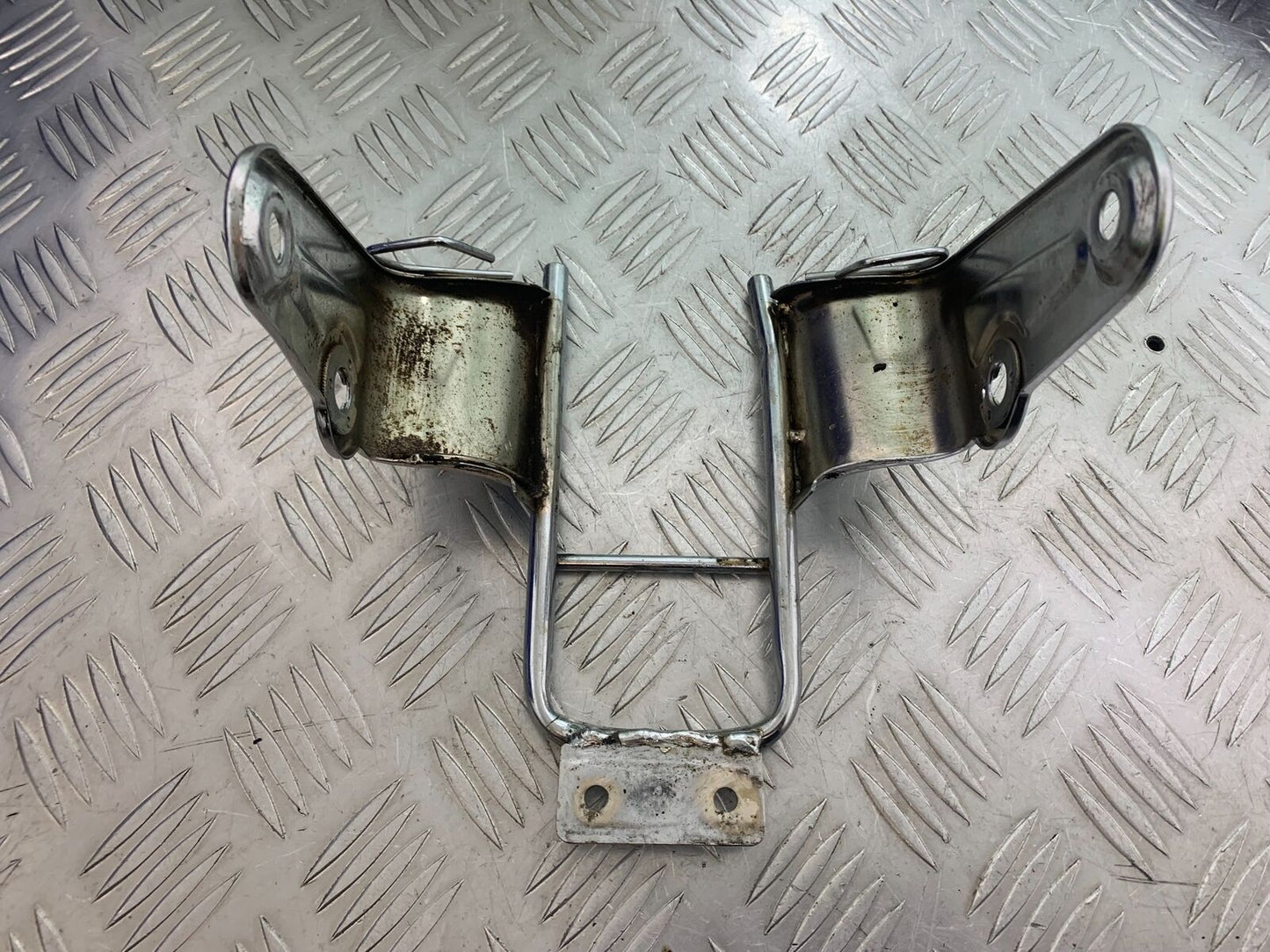 YAMAHA YBR125 YBR 125 HEADLIGHT BRACKET   YEAR 2005-2007 (CMB1109)