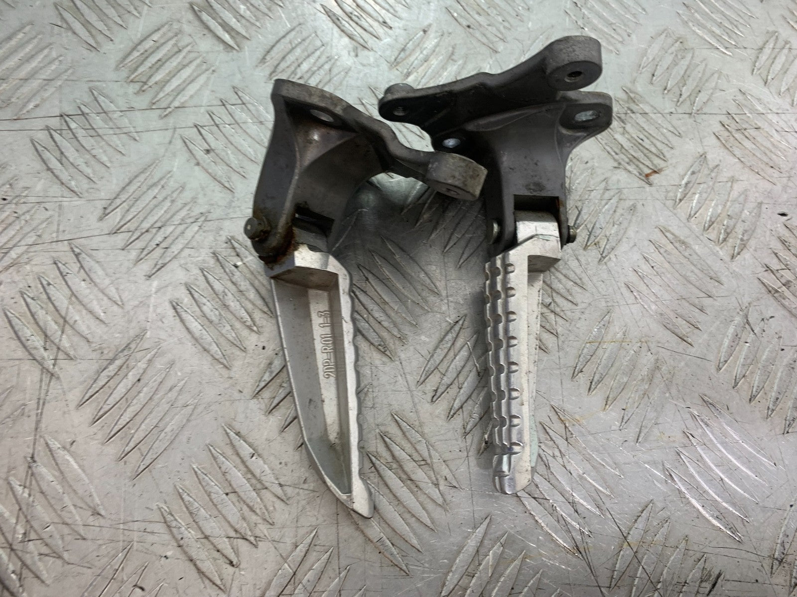 YAMAHA XMAX 300 LEFT AND RIGHT FOOTPEGS   YEAR 2017-2020 (CMB1218)