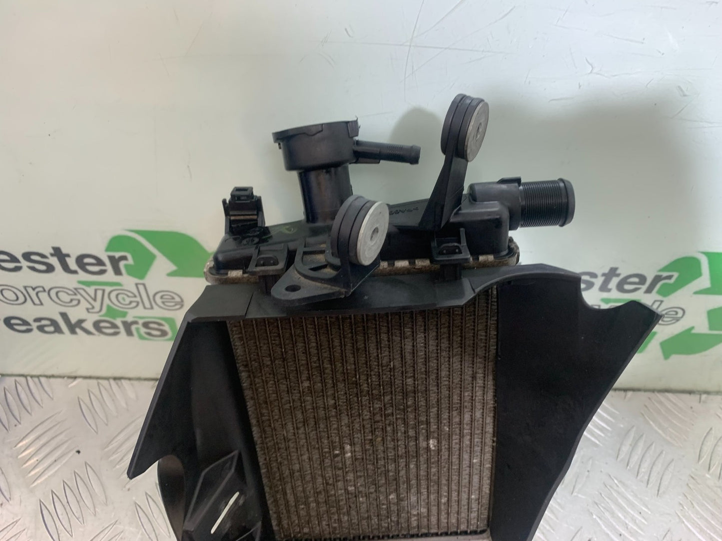 BMW R1200 R 1200 GS RIGHT RADIATOR YEAR 2013-2016 (CMB1257)