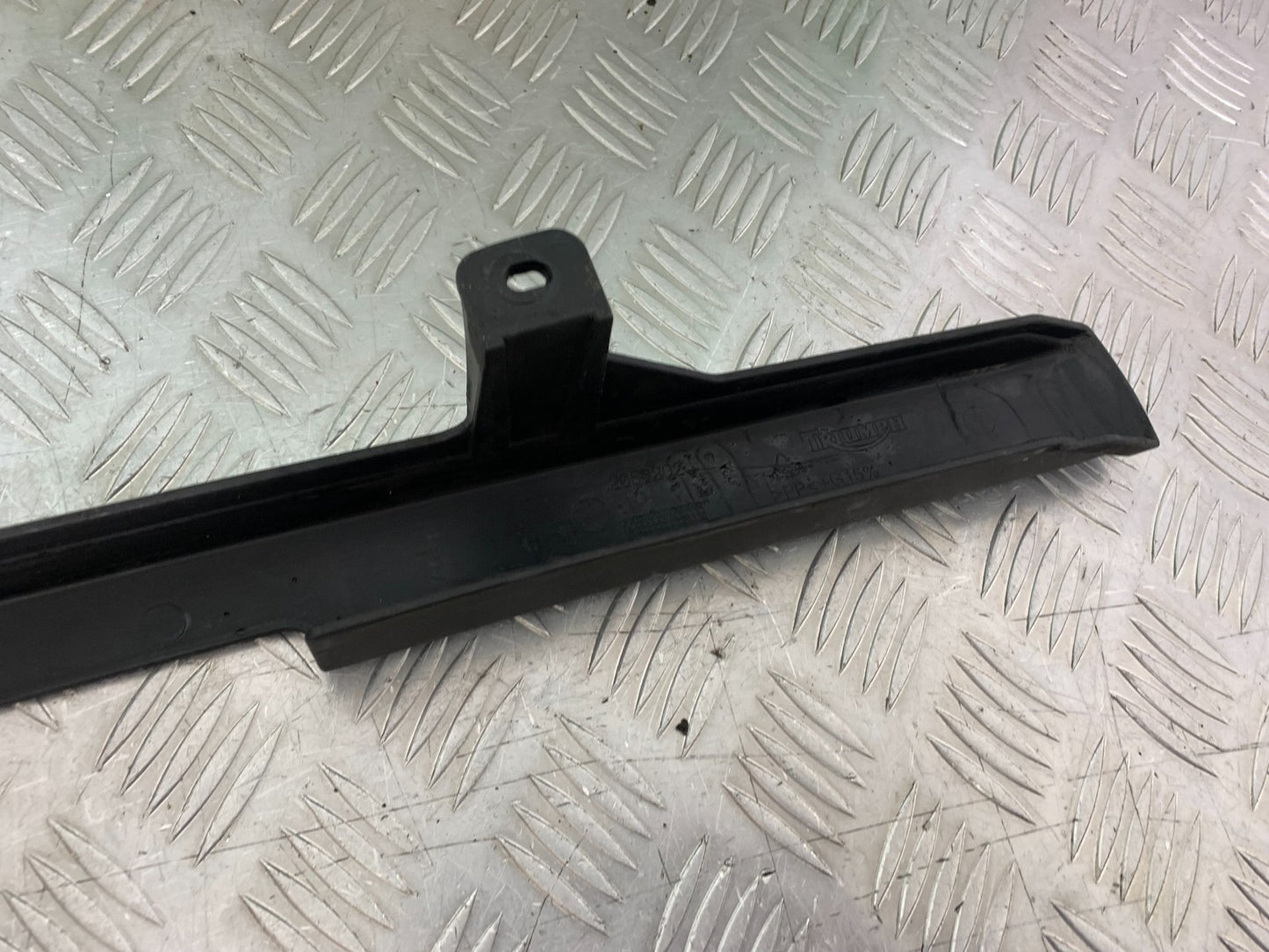 TRIUMPH 955i DAYTONA CHAIN GUARD  YEAR 2002-2006 (CMB1229)