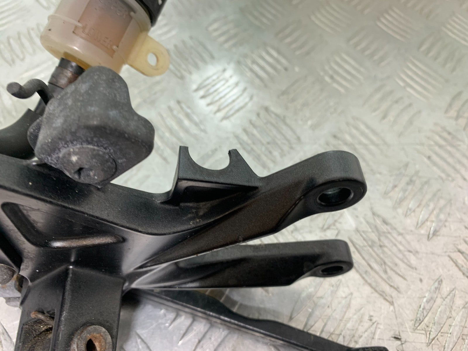 KAWASAKI ZX10R ZX10 R FRONT RIGHT HANGER   2008-2010 (CMB1301)