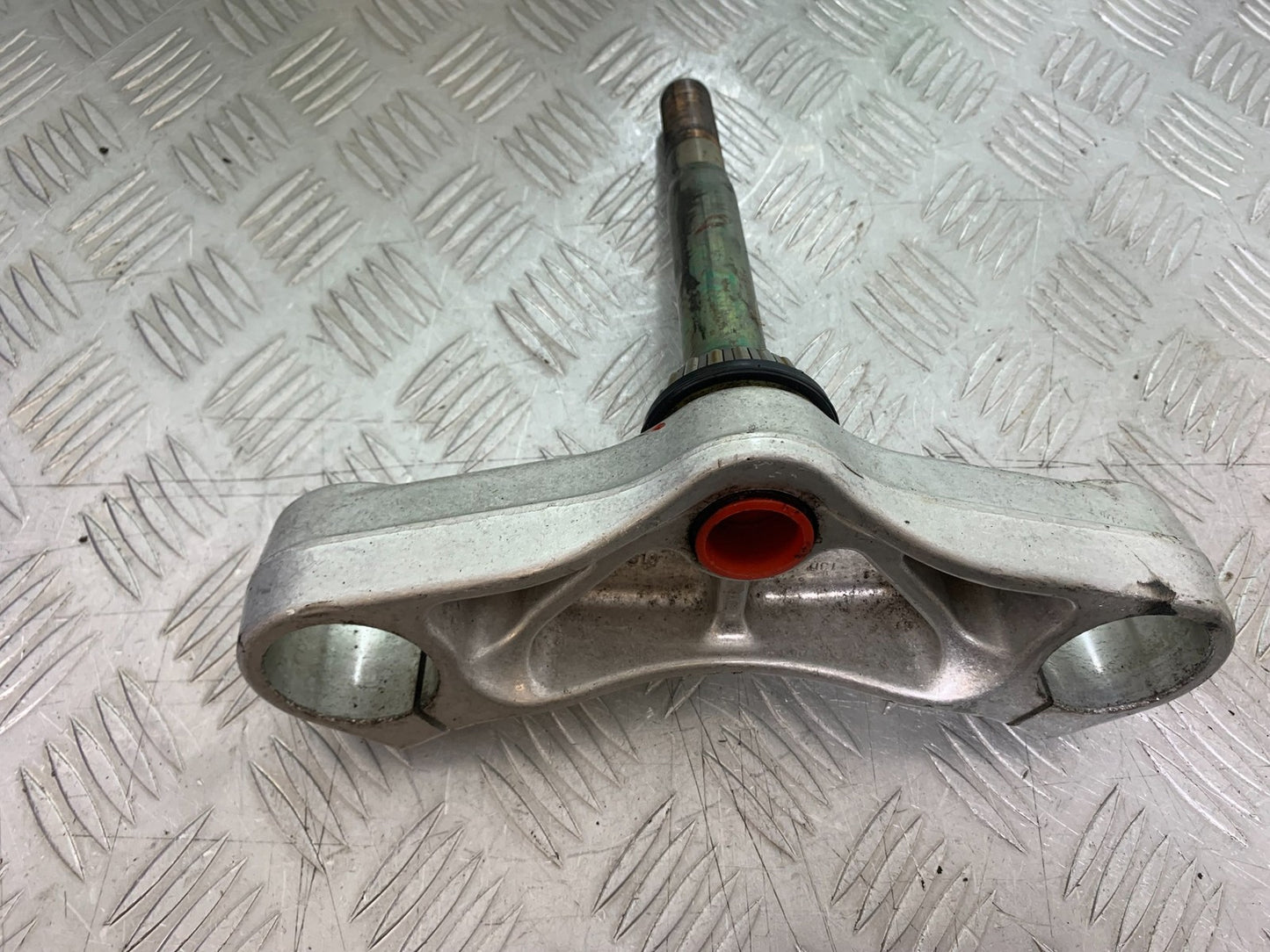 TRIUMPH 955i DAYTONA BOTTOM YOKE  YEAR 2002-2006 (CMB1229)