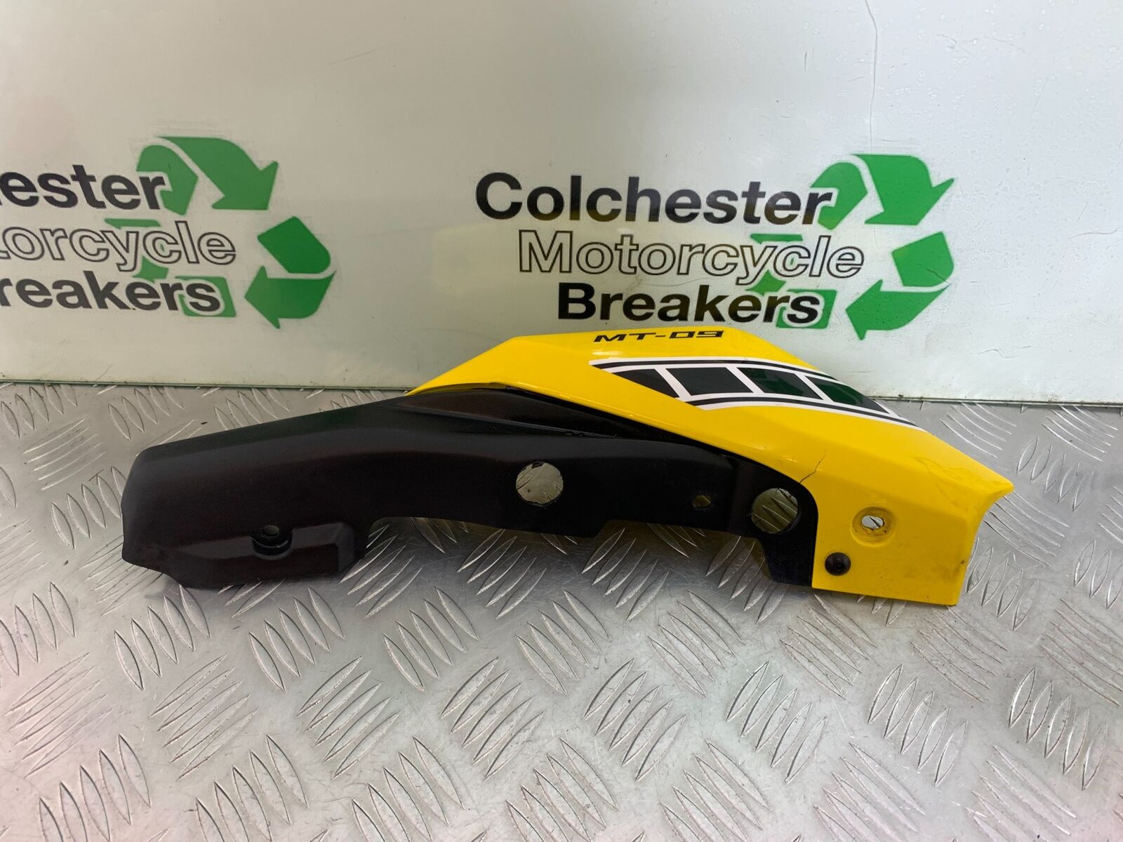 YAMAHA MT09 MT-09 RIGHT SEAT PANEL YEAR 2013-2016  (STOCK 997)