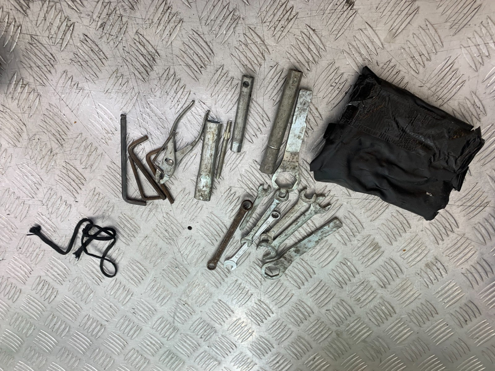 KAWASAKI ZX9R ZX9 R TOOL KIT YEAR 1998-1999 (CMB1329)