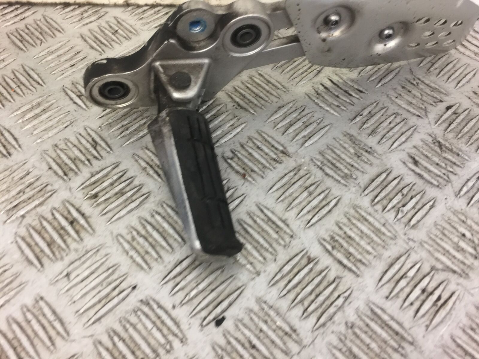 YAMAHA MT07 MT-07 FRONT LEFT HANGER AND PEG   YEAR 2014 (STOCK 467)