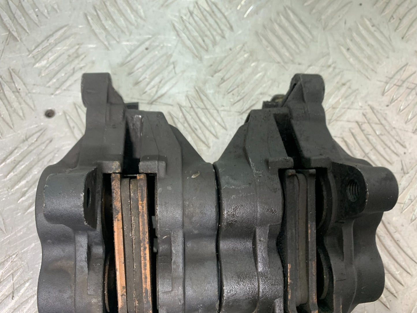 TRIUMPH 955i DAYTONA FRONT BRAKE CALIPERS YEAR 2002-2006 (CMB1229)