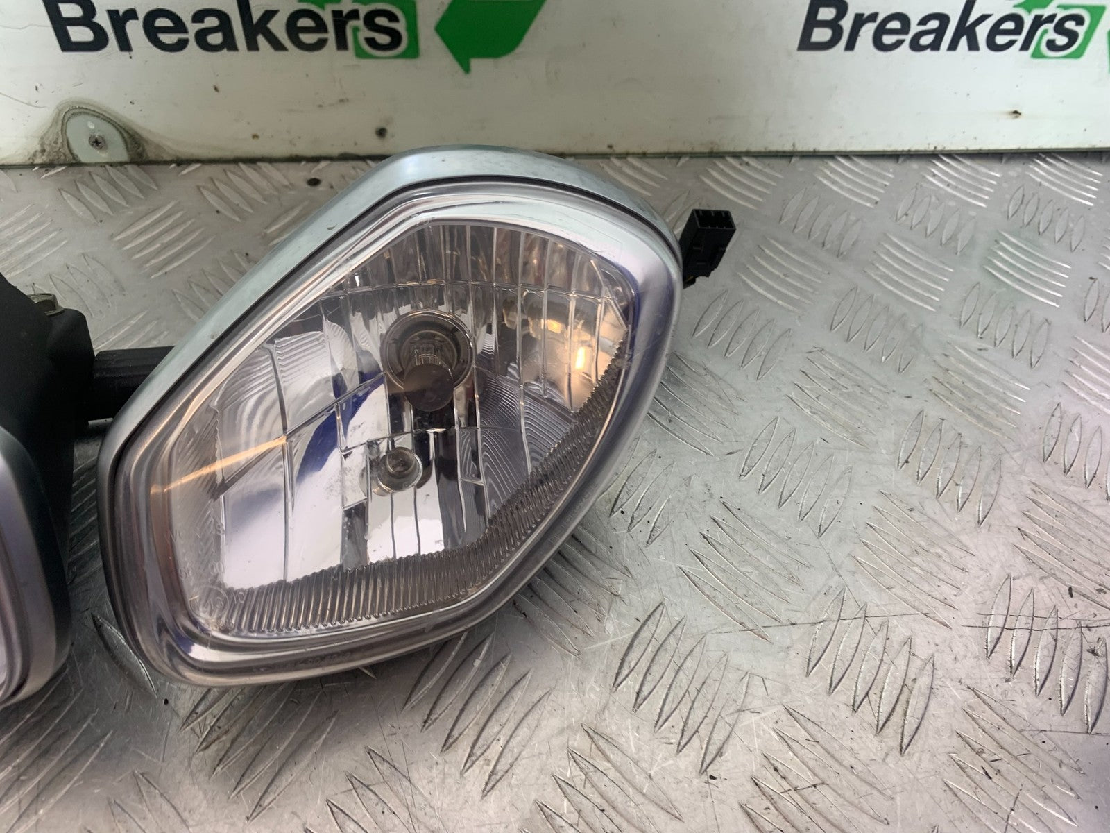 TRIUMPH 675 STREET TRIPLE HEADLIGHTS   2013-2016 (CMB1186)