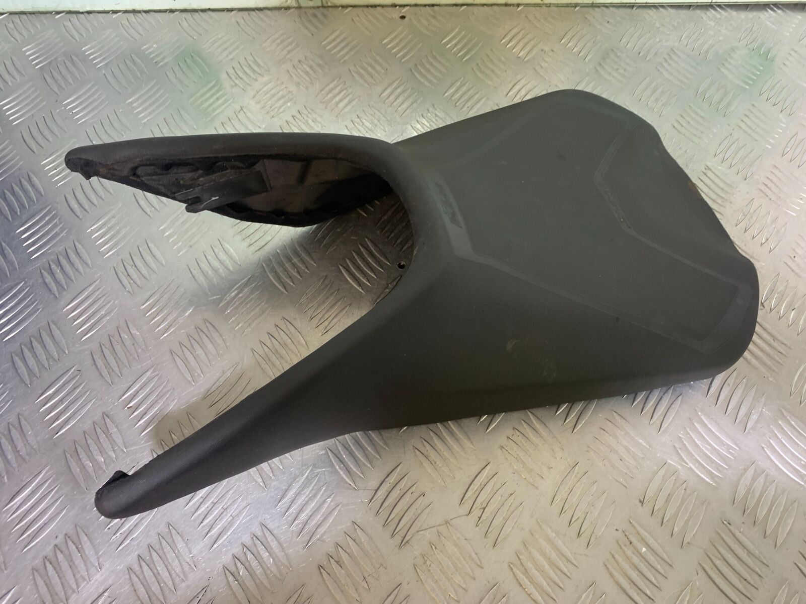 KTM 125 DUKE FRONT SEAT  YEAR 2018-2023 (CMB1083)