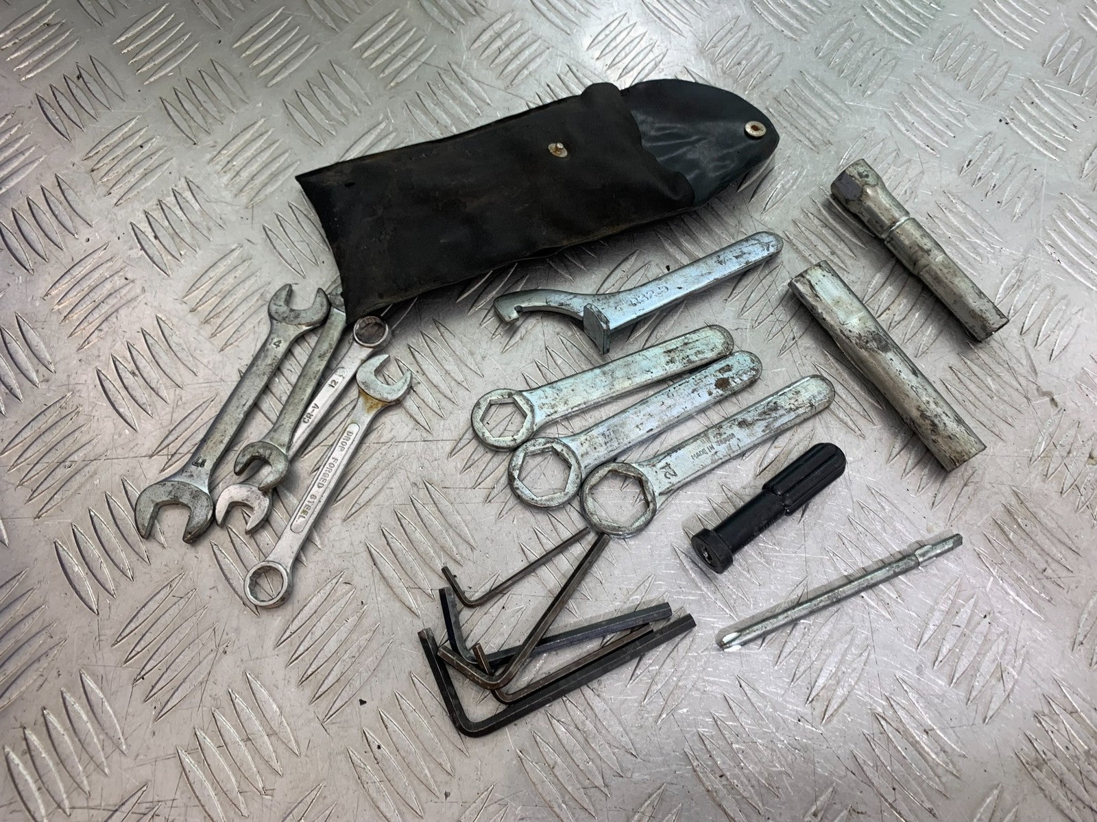 SUZUKI GSF1200 GSF 1200 BANDIT TOOL KIT   YEAR 2001-2004 (CMB1188)