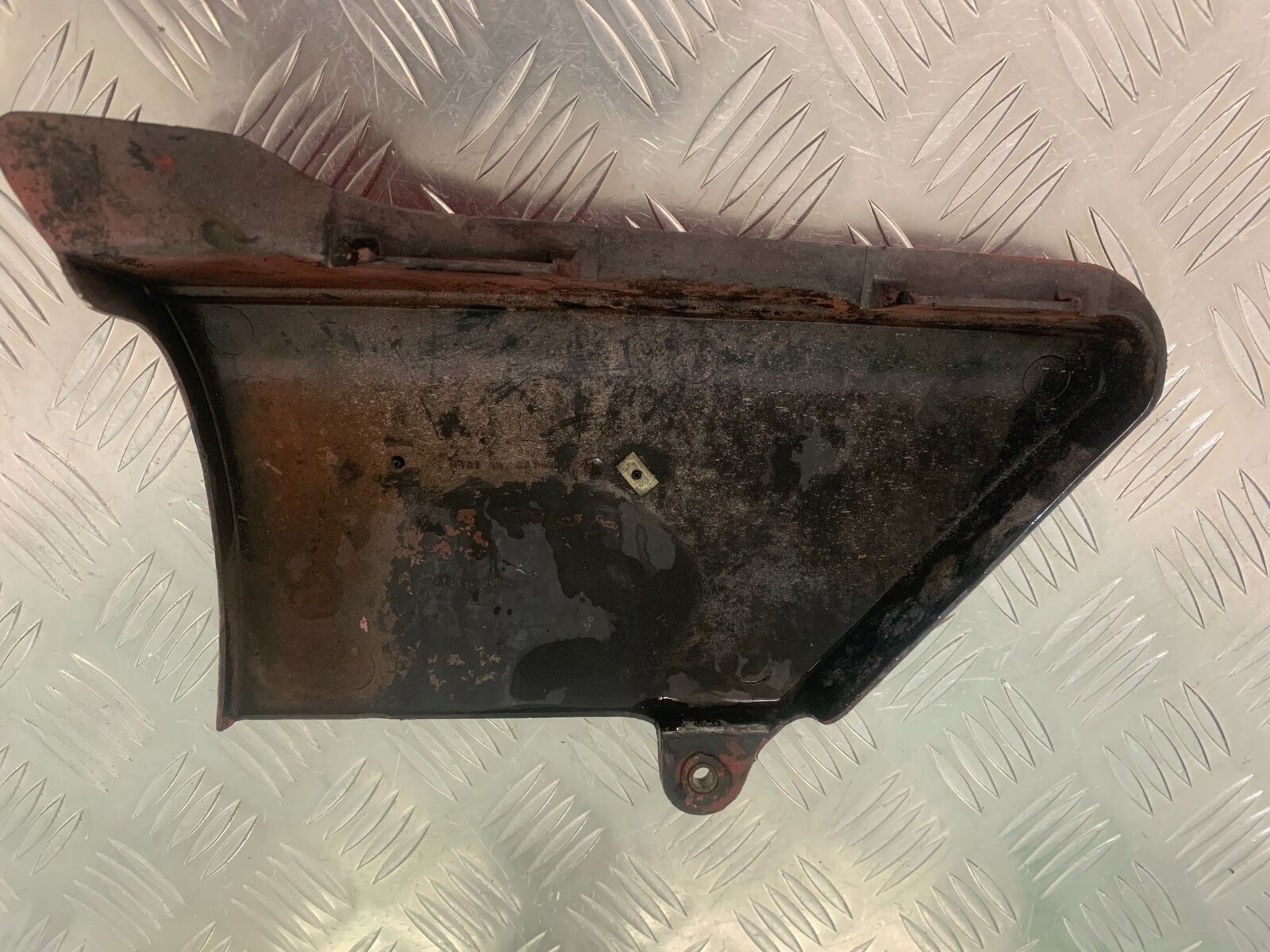 SUZUKI GS750 E GS 750E RIGHT SEAT PANEL  YEAR 1979  (STOCK 959)