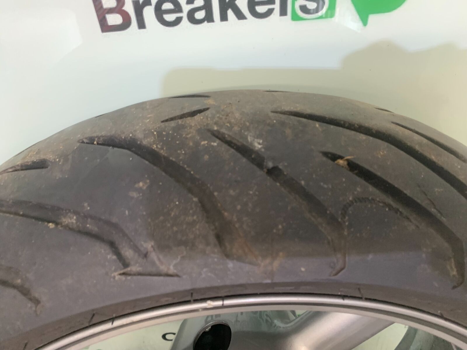 TRIUMPH 955I SPRINT RS REAR WHEEL  YEAR 1999-04 (STOCK 989)