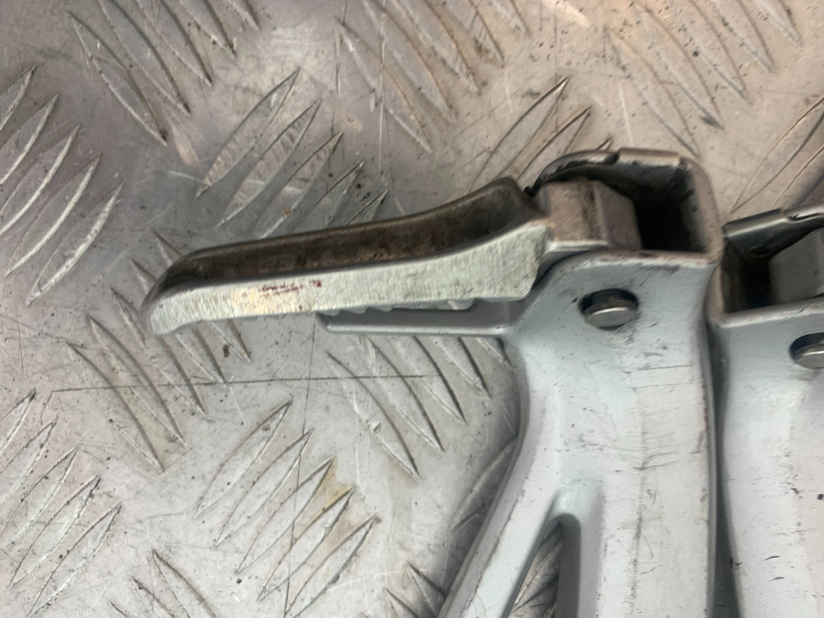 SUZUKI SV650 SV 650 mk1 REAR HANGERS AND PEGS   YEAR 1999-2002 (CMB1160)