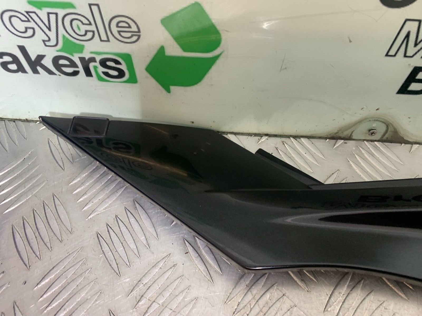 TRIUMPH 1050 SPRINT GT LEFT SEAT PANEL YEAR 2010-2016 (CMB1250)