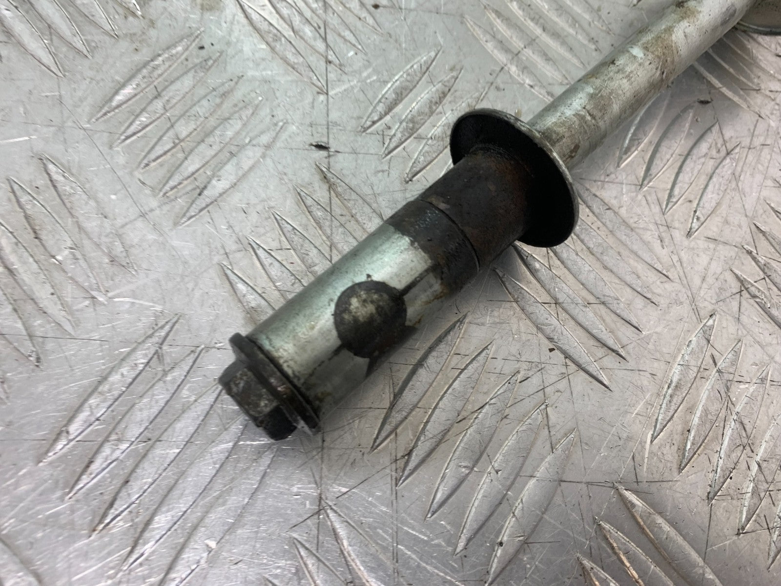 SUZUKI GSF600 GSF 600 BANDIT FRONT WHEEL SPINDLE   2000-2004 (CMB1269)