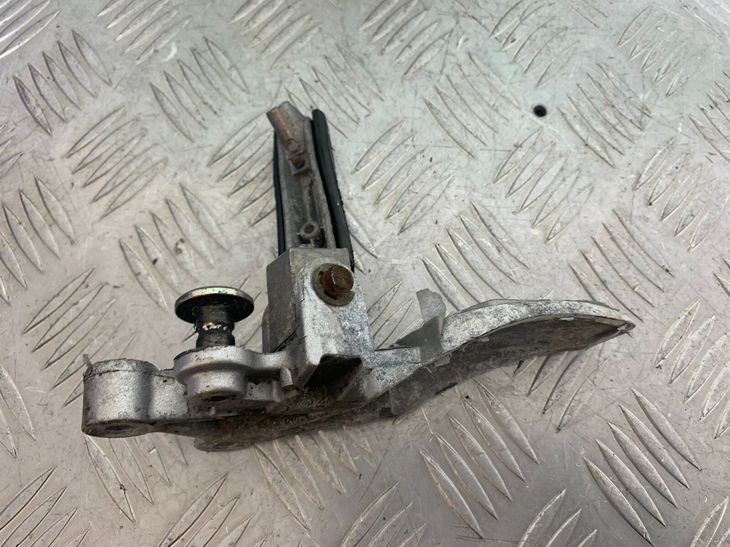 TRIUMPH 955i SPRINT ST FRONT LEFT HANGER  YEAR 1999-2004 (CMB1124)