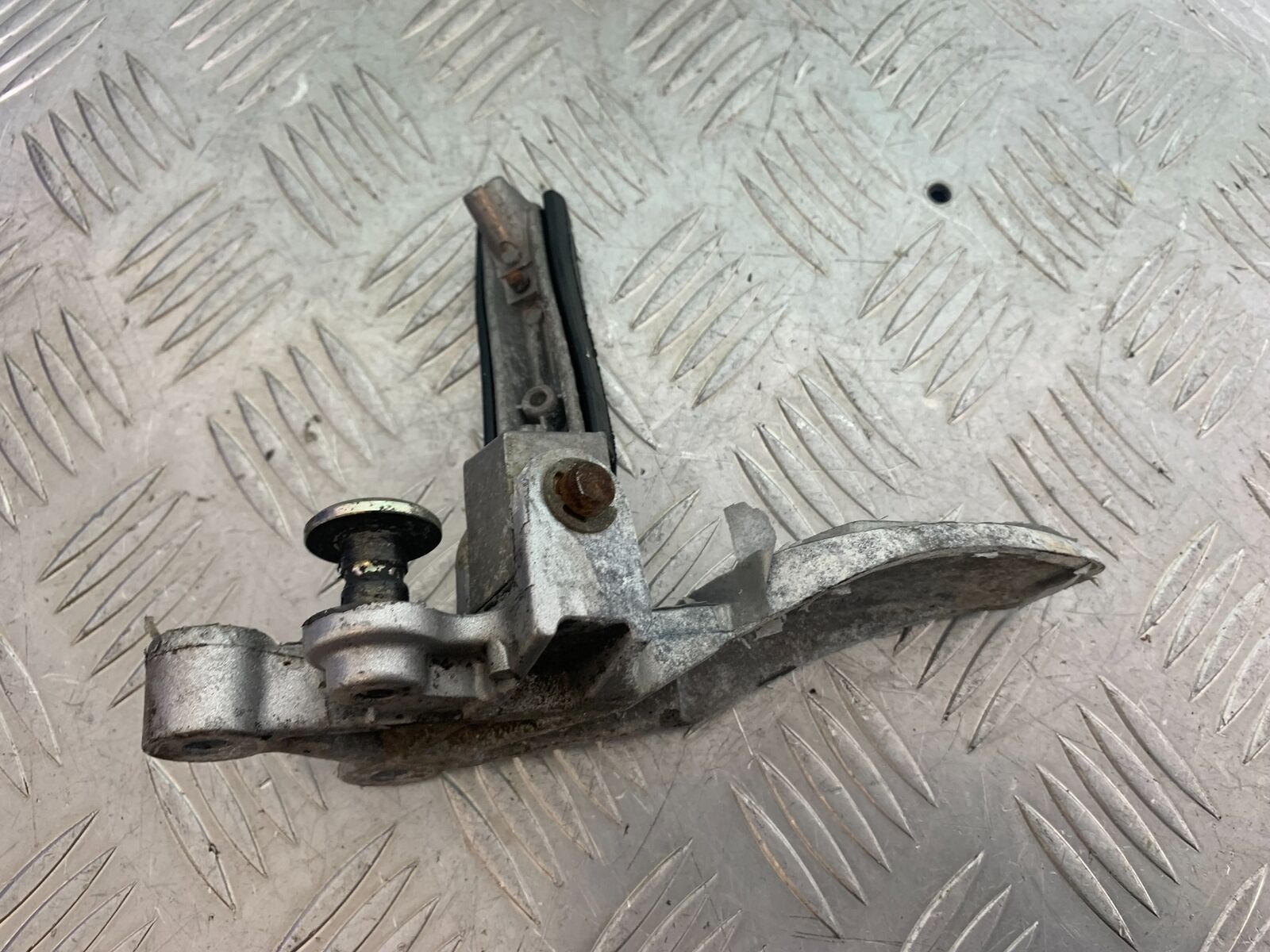 TRIUMPH 955i SPRINT ST FRONT LEFT HANGER  YEAR 1999-2004 (CMB1124)