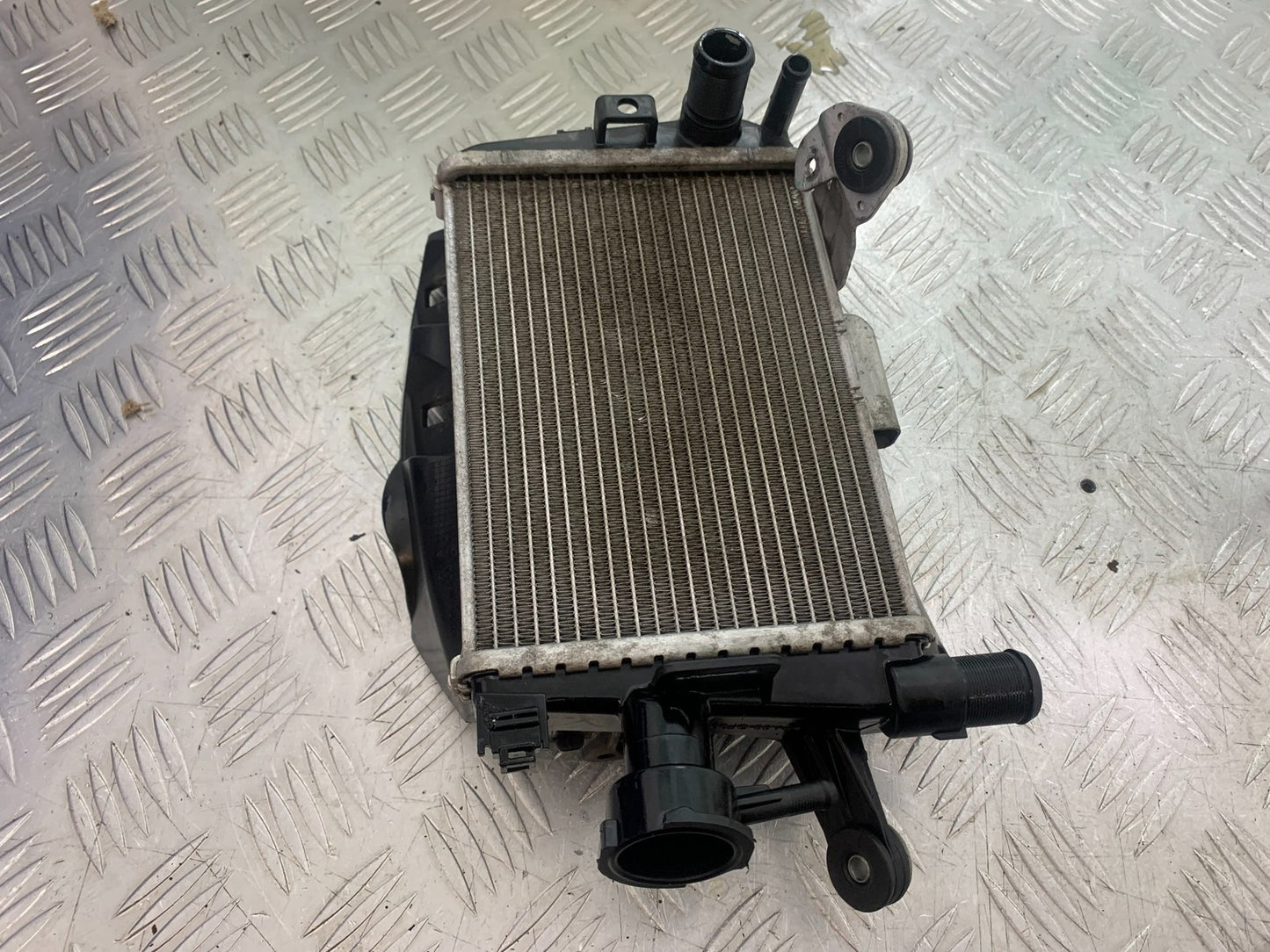 BMW R1200 R 1200 GS RIGHT RADIATOR YEAR 2013-2016 (CMB1257)