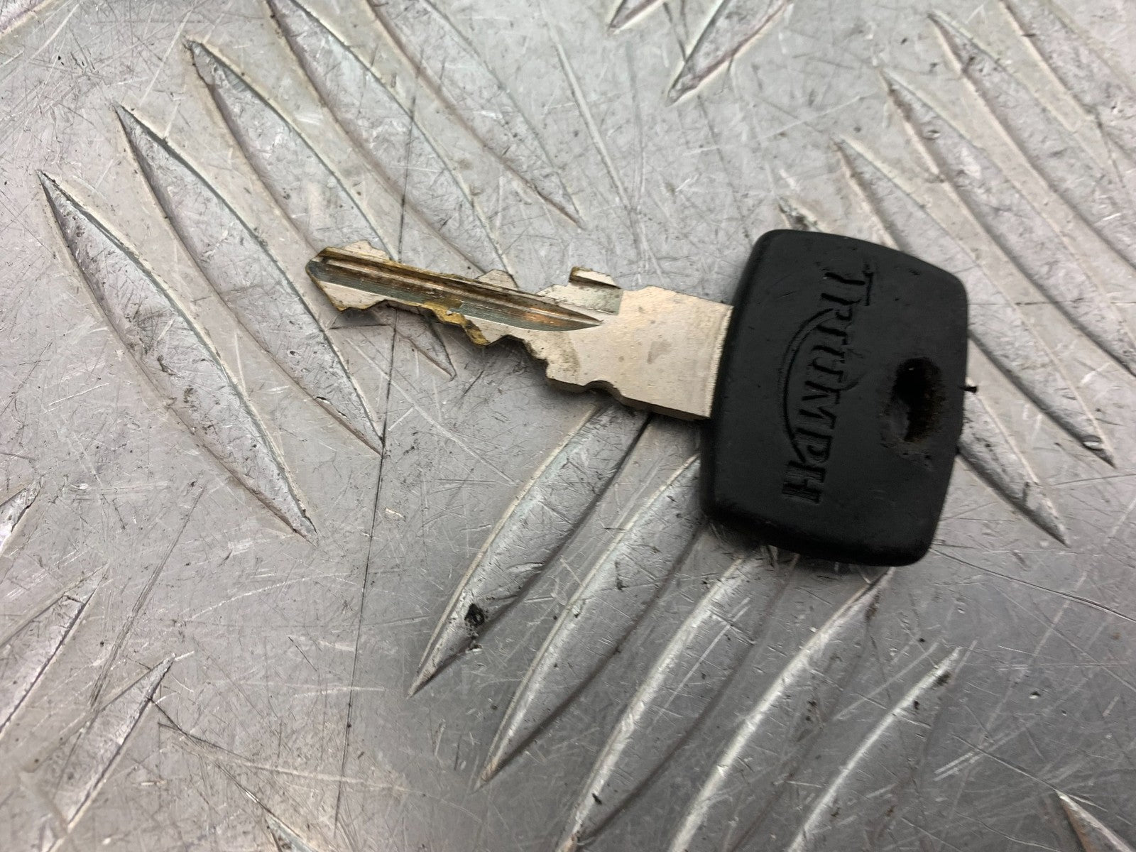 TRIUMPH 955i SPRINT ST PETROL CAP SEAT LOCK KEY  YEAR 1999-04 (CMB1230)