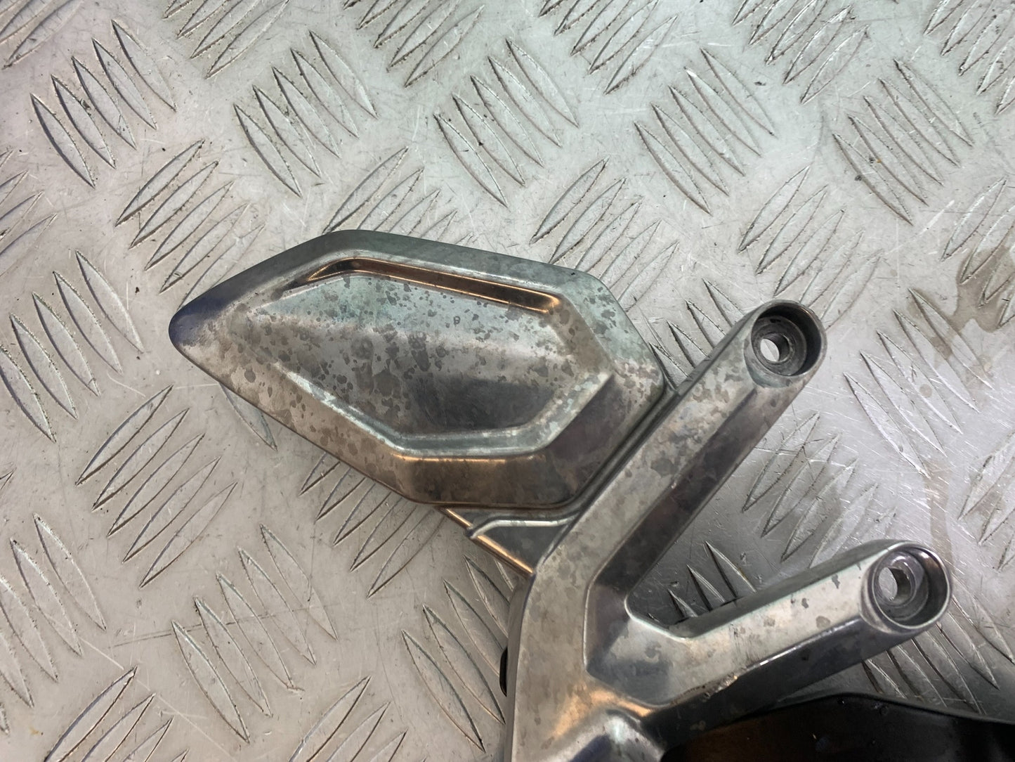 TRIUMPH TRIDENT 660 FRONT RIGHT HANGER  YEAR 2021-2024 (CMB1148)