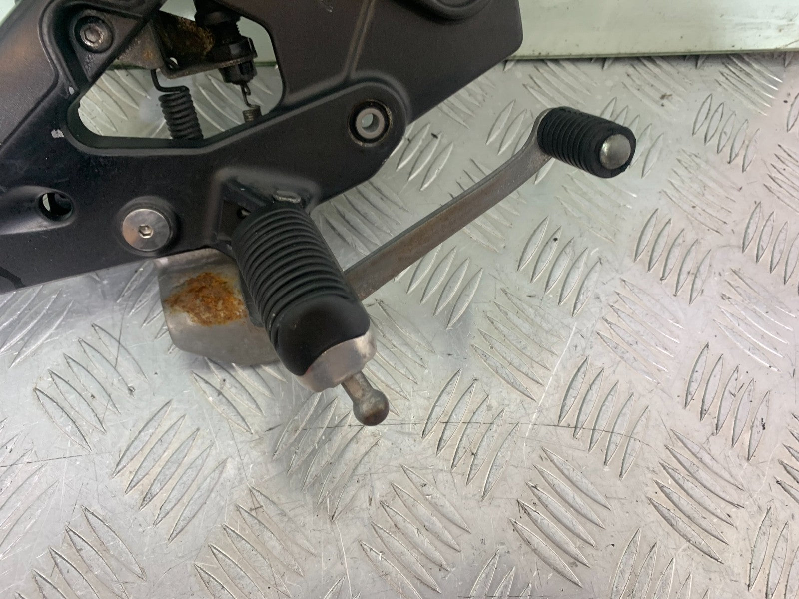 YAMAHA XJ6 XJ6-S FRONT RIGHT HANGER  YEAR 2009-2015  (CMB1212)