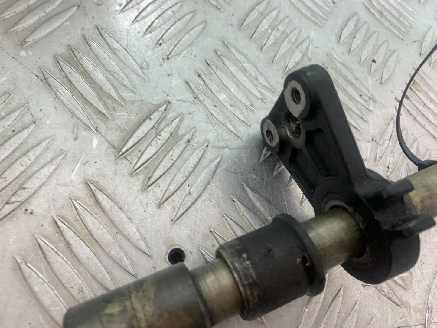 SUZUKI GSF650 GSF 650 FRONT WHEEL SPINDLE   YEAR 2007-2009  (CMB1161)
