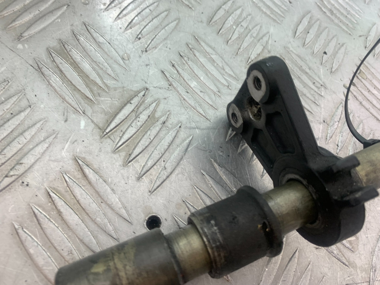 SUZUKI GSF650 GSF 650 FRONT WHEEL SPINDLE   YEAR 2007-2009  (CMB1161)