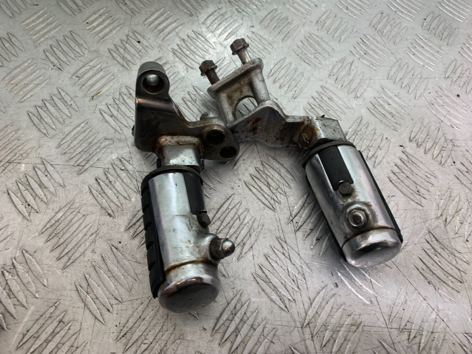 HONDA VT700 VT 700 SHADOW FRONT FOOTPEGS  YEAR 1984-85 (CMB1328)