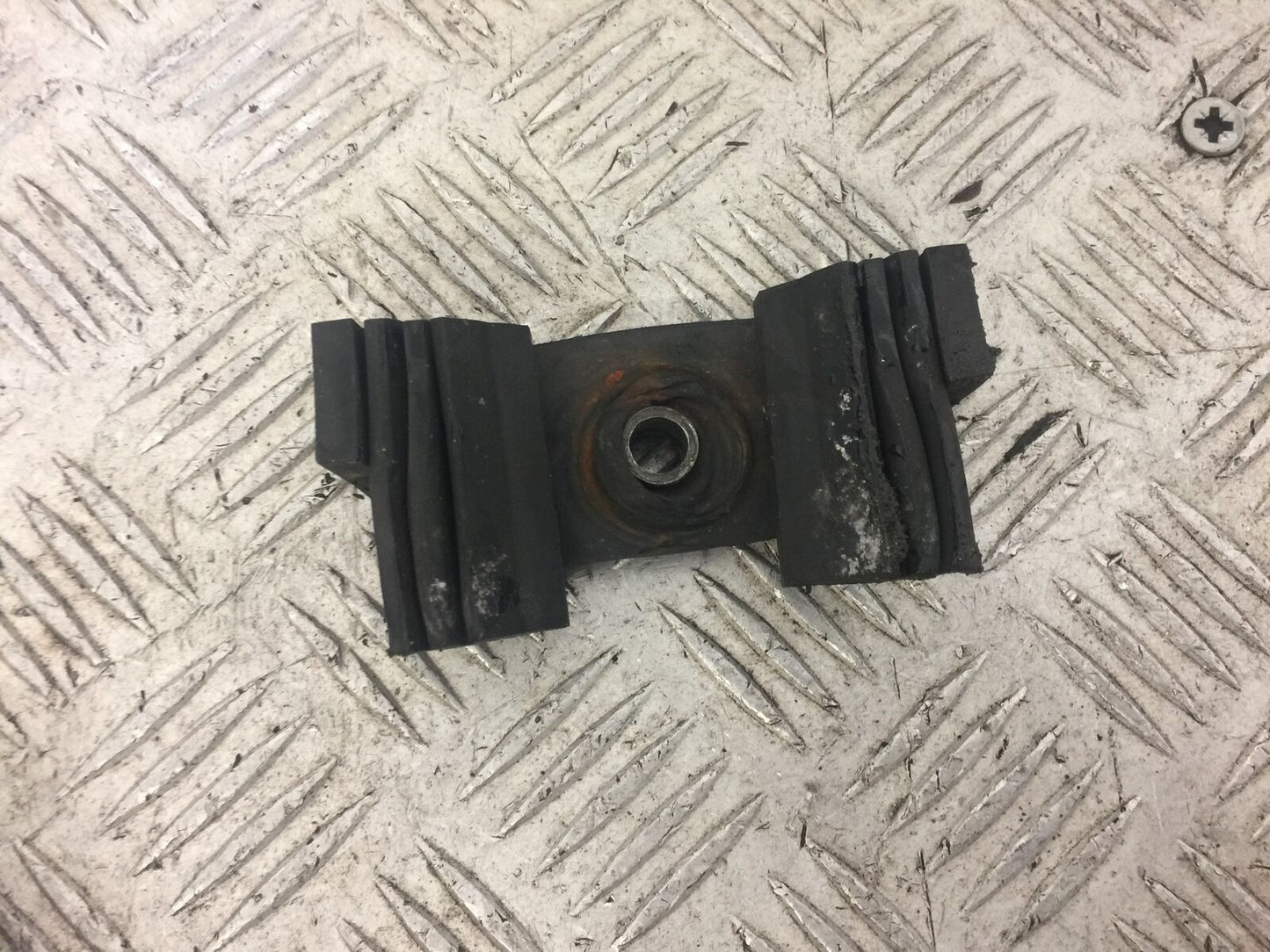 HONDA CBR900 FIREBLADE TANK RUBBER  YEAR 1998 - 99 (STOCK 621)
